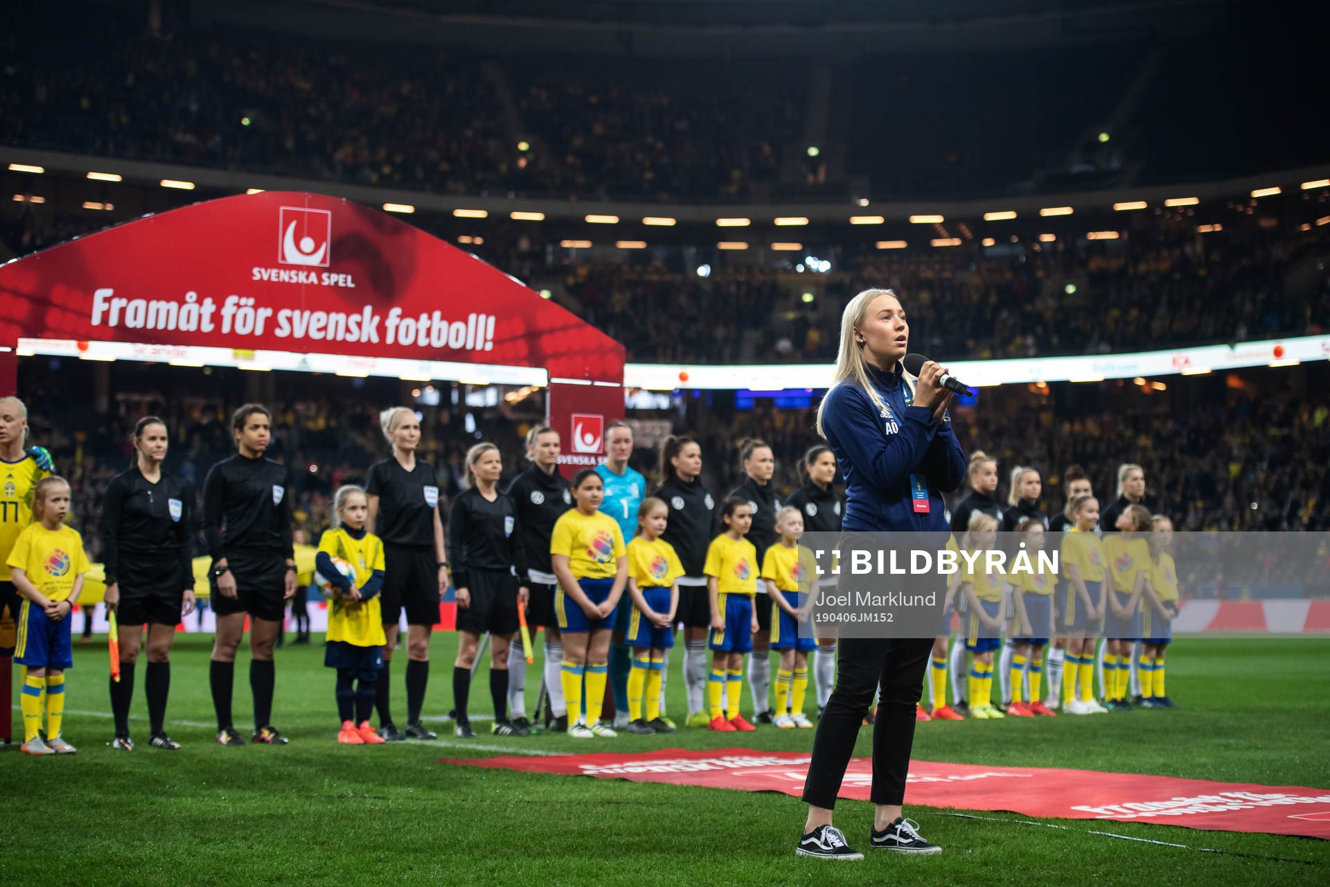 Amanda Övferstedt sings the national anthem