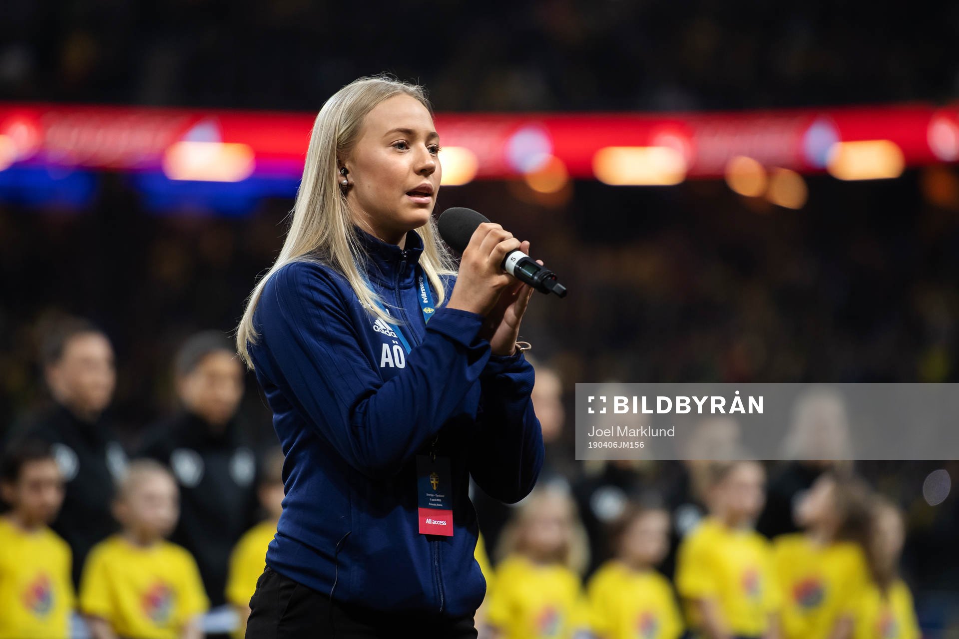 Amanda Övferstedt sings the national anthem