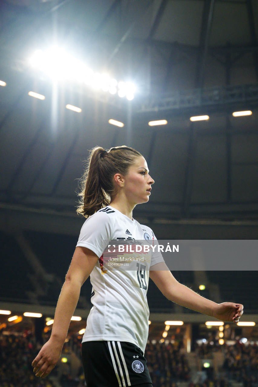 Melanie Leupolz of Germany