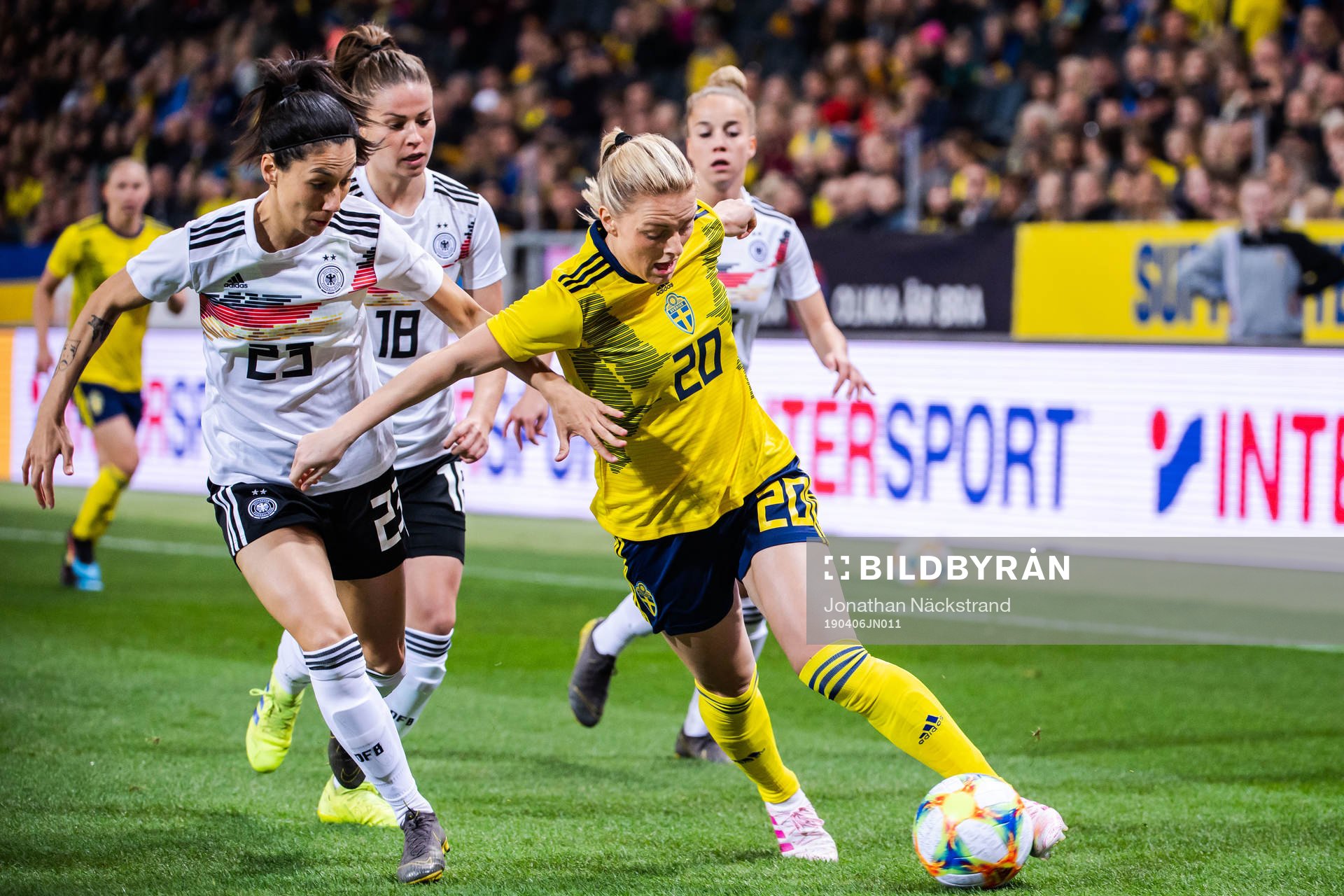 Sara Doorsoun of Germany and Mimmi Larsson of Sweden