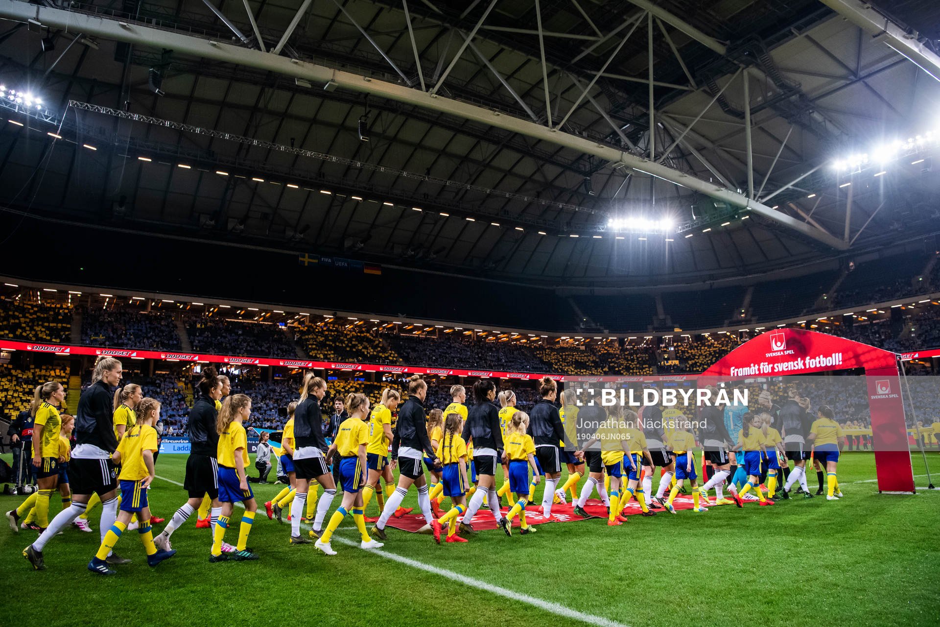 The players enter the pitch