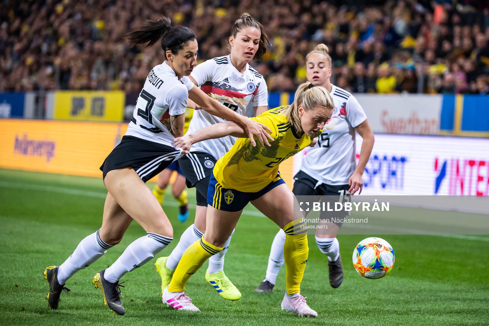 Sara Doorsoun of Germany and Mimmi Larsson of Sweden