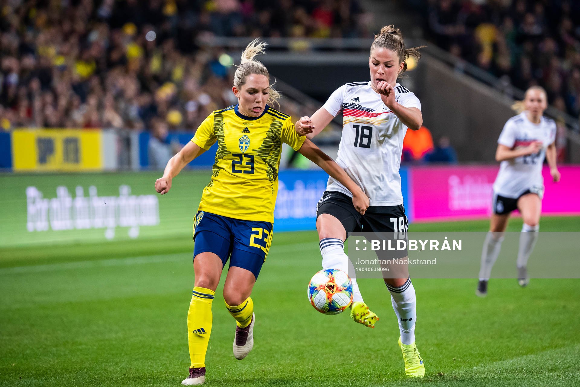 Elin Rubensson of Sweden and Melanie Leupolz of Germany