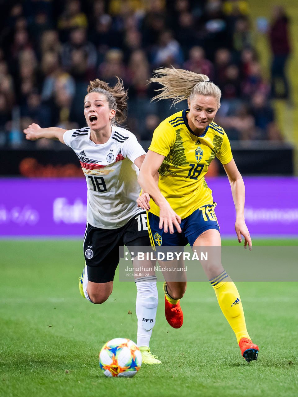 Fridolina Rolfö of Sweden and Melanie Leupolz