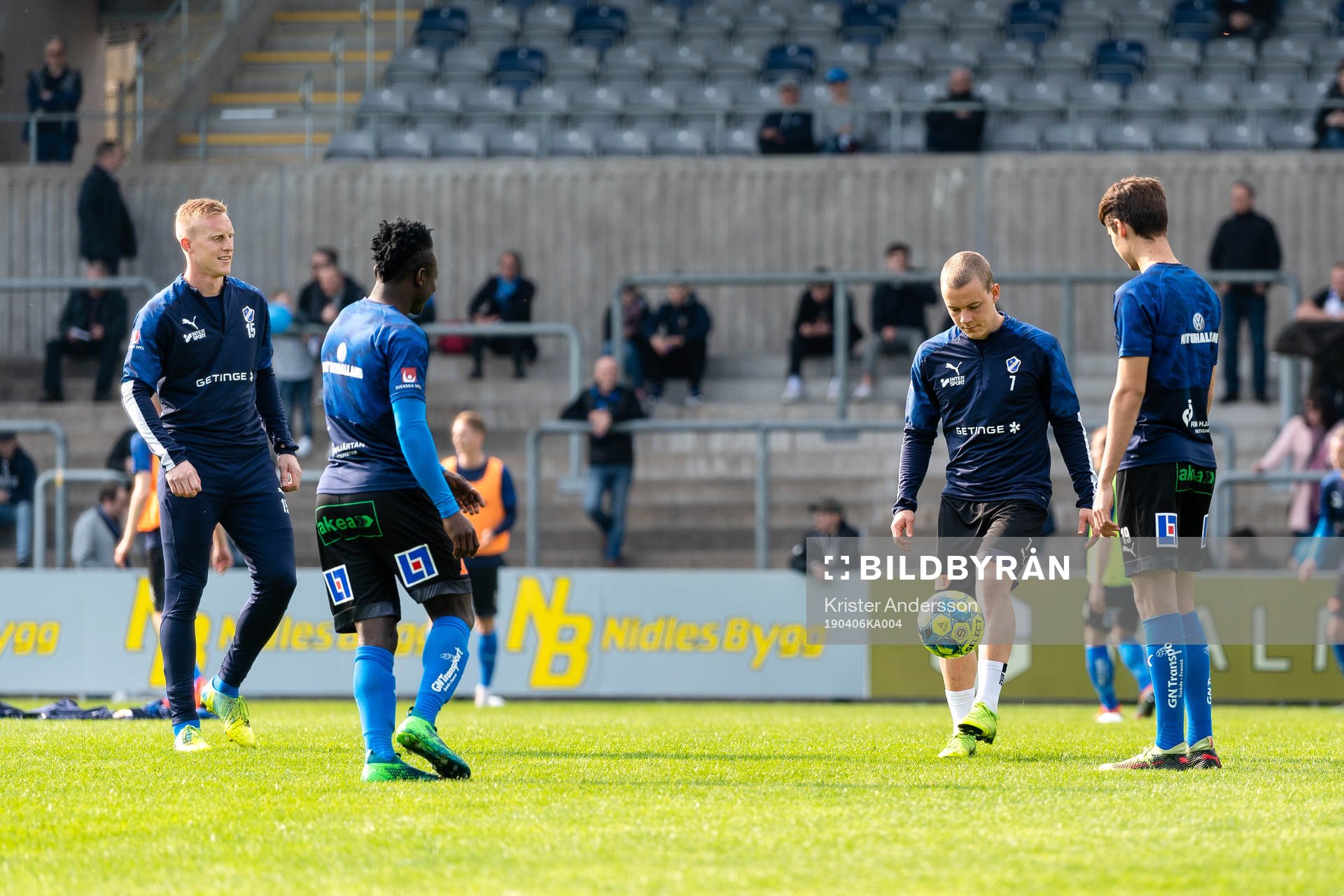 Halmstads spelare värmer upp före fotbollsmatchen i