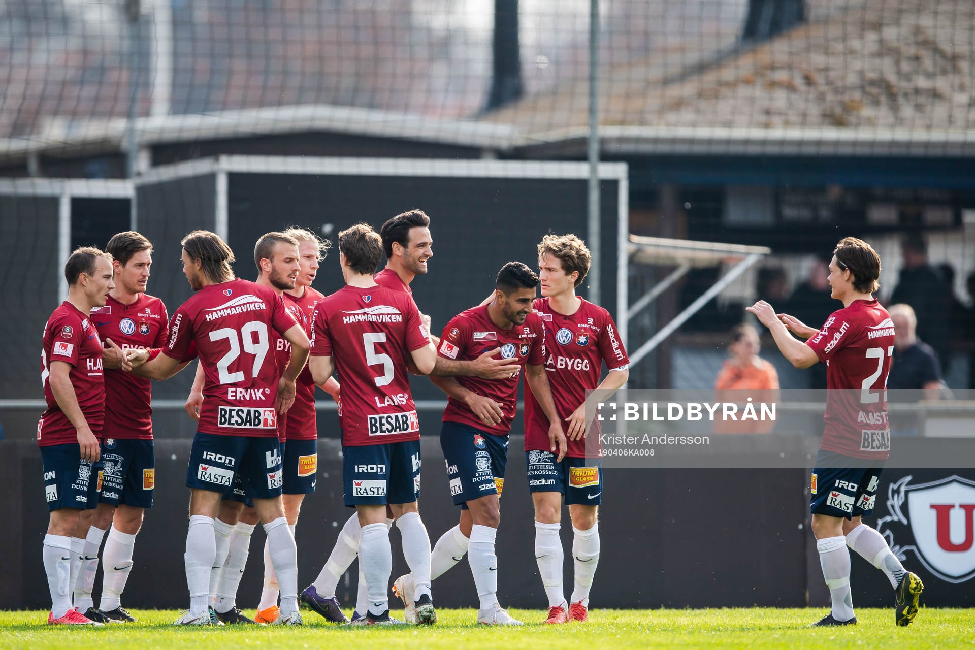 Örgrytes Ailton Almeida jublar med lagkamrater