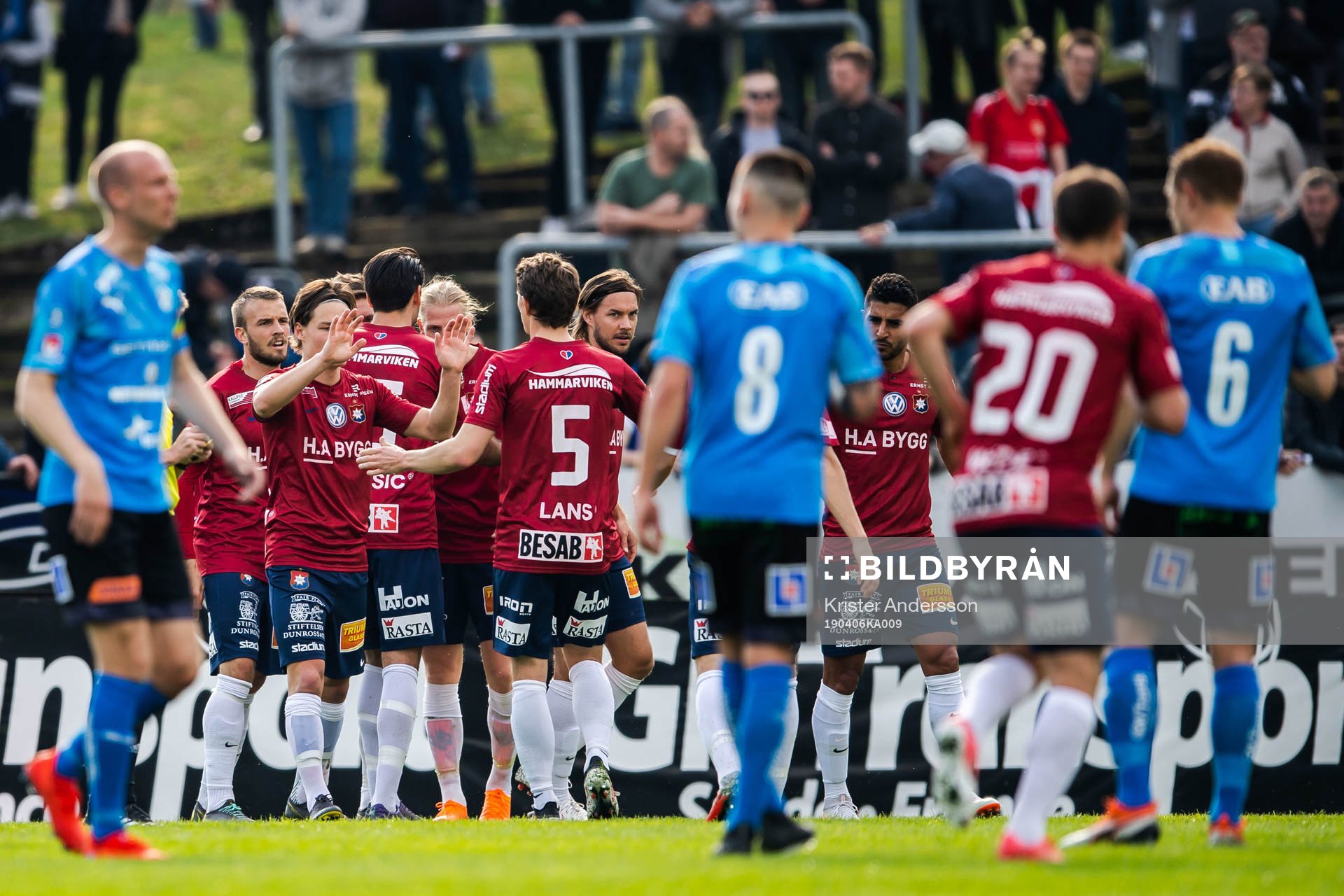 Örgrytes Victor Sköld jublar med lagkamrater efter 0-2 under fotbollsmatchen i Superettan mellan Halmstad och Örgryte den 6 april 2019 i Halmstad.