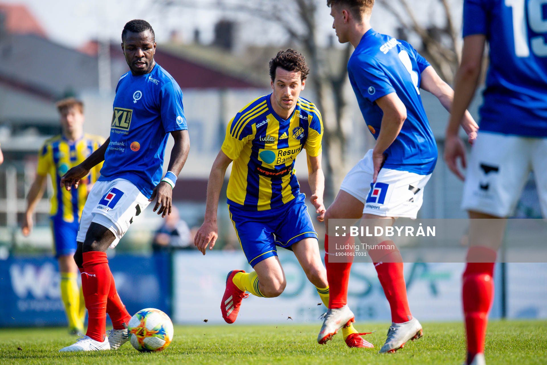 Eskilsminnes Filip Egger jagar boll från Åtvidabergs