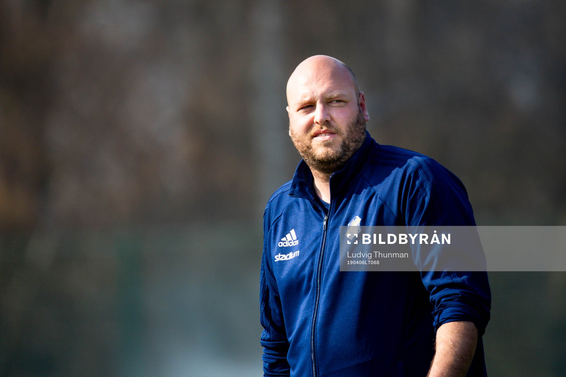 Eskilsminnes målvaktstränare Thomas Kozma i samtal