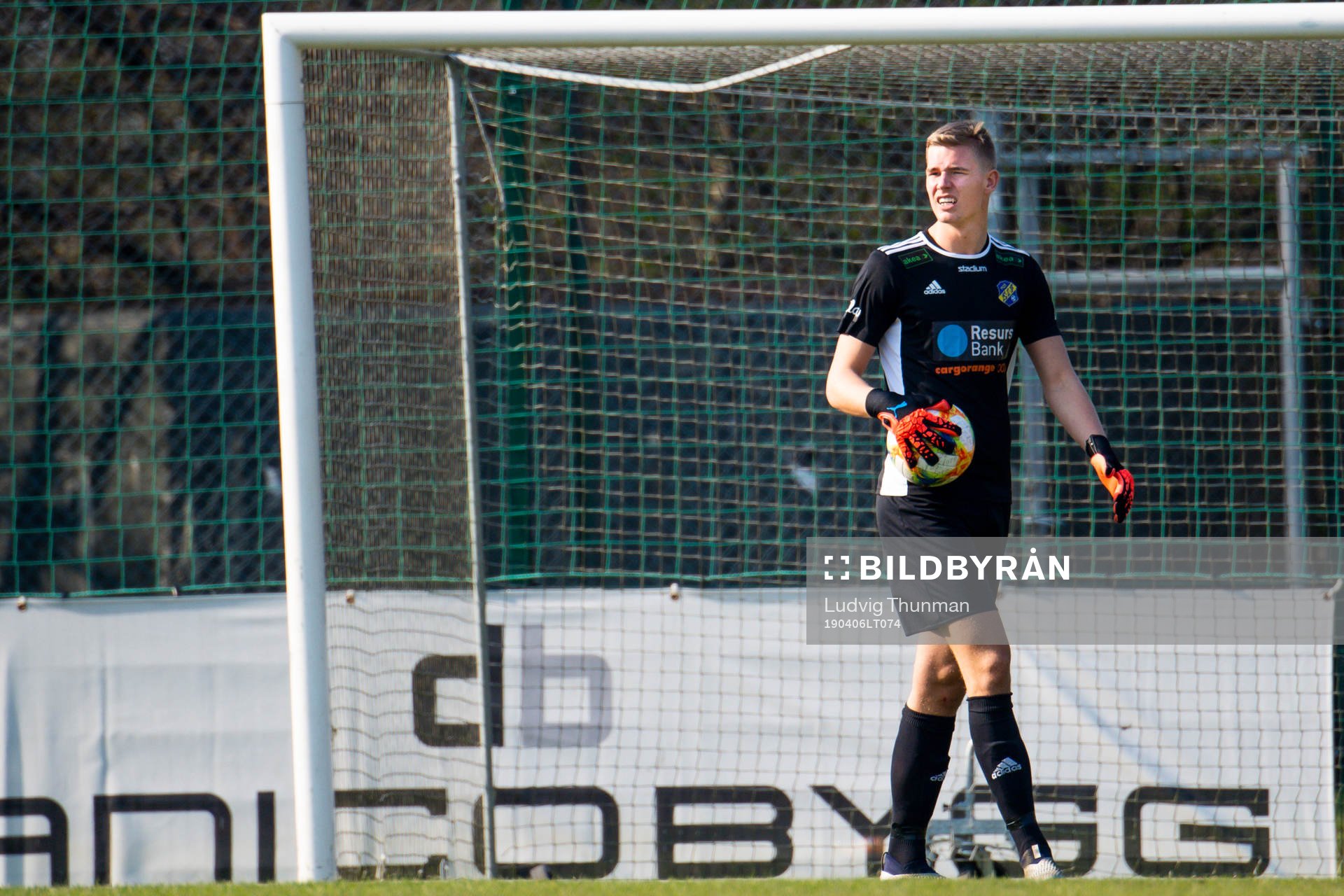 Eskilsminnes målvakt Mathias Nilsson under fotbollsmatchen i Division 1 Södra mellan Eskilsminne och Åtvidaberg den 6 april 2019 i Helsingborg.
