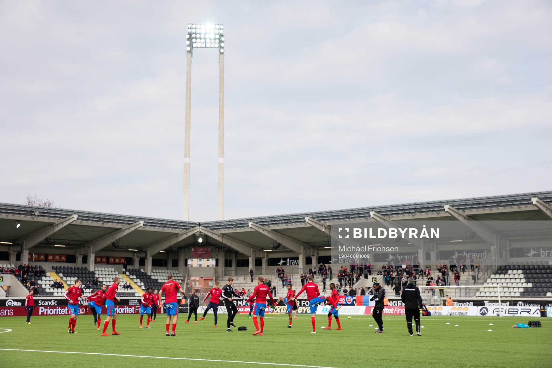 Helsingborg värmer upp innan fotbollsmatchen i allsvenskan