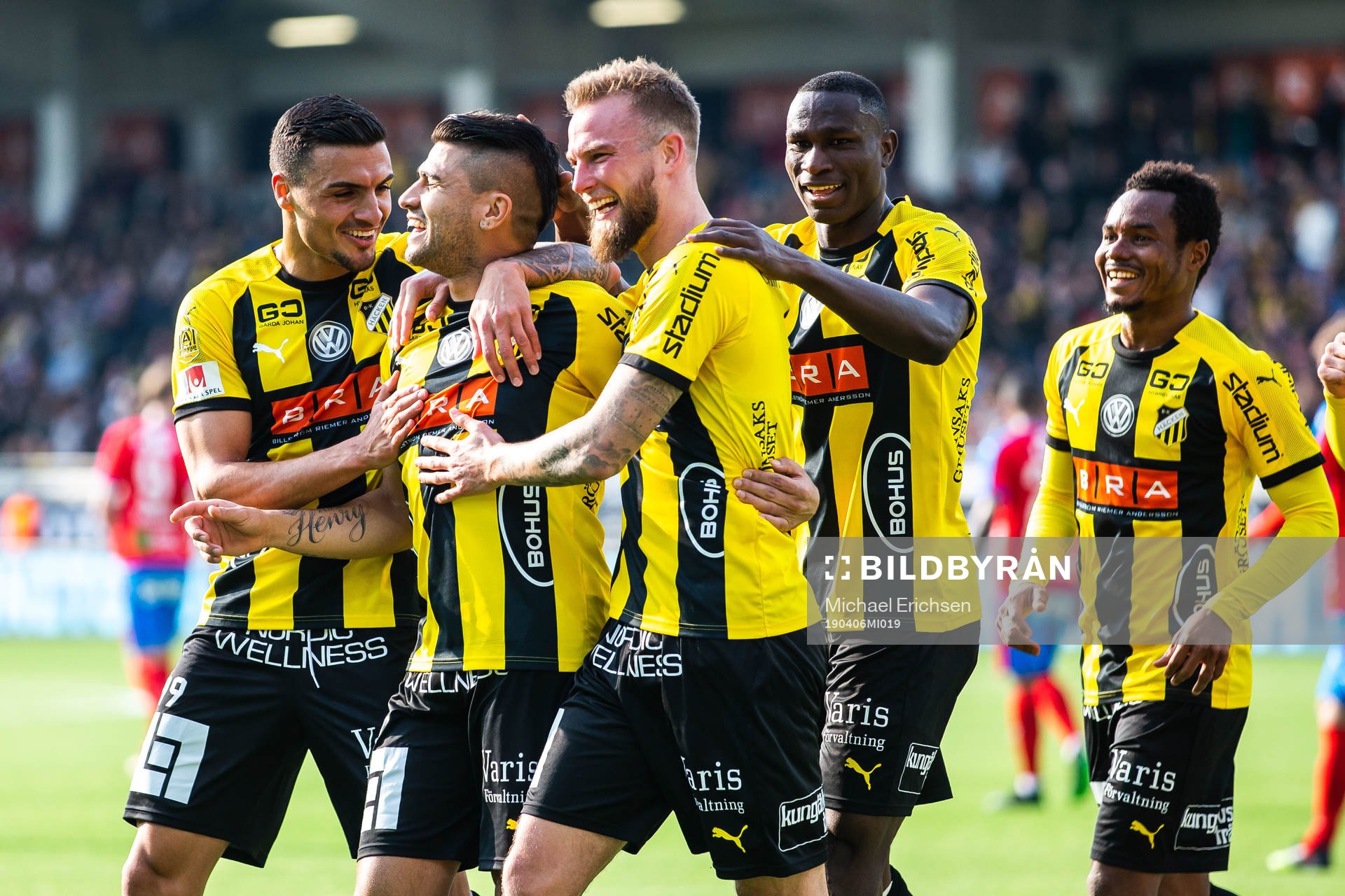 Häckens Paulinho jublar med lagkamrater