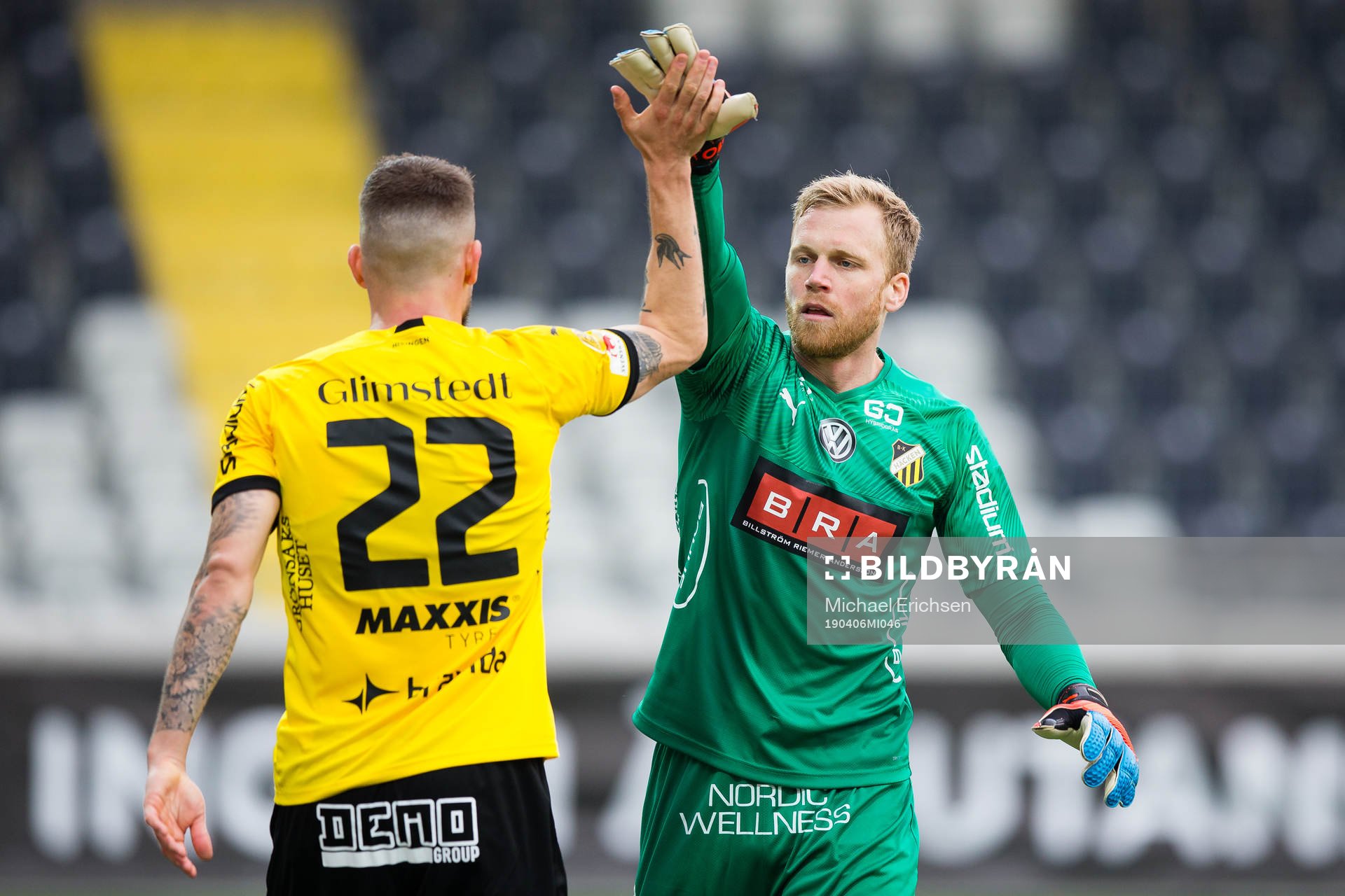 Häckens Joona Toivo och målvakt Peter Abrahamsson jublar