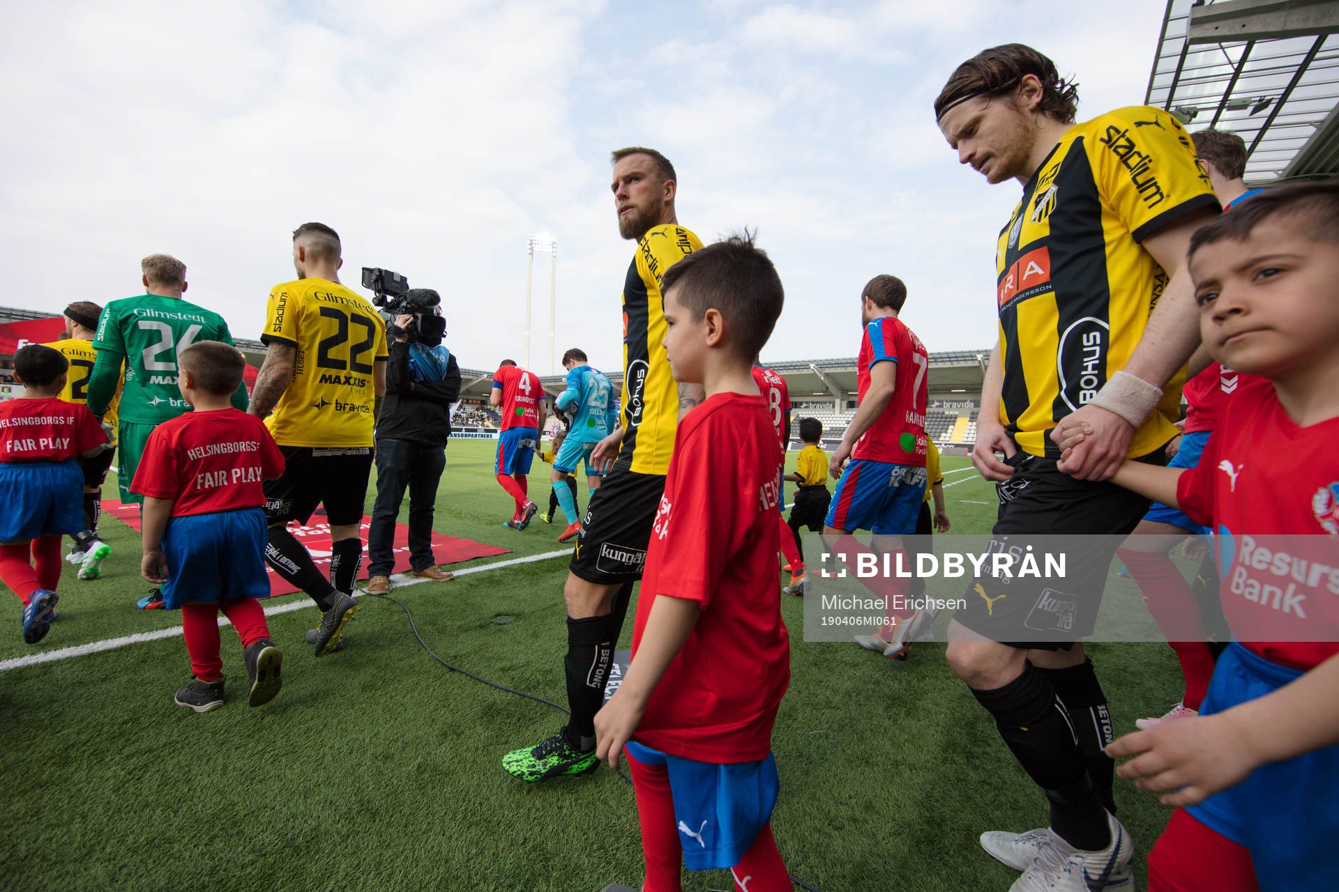 Häckens Alexander Faltsetas och Erik Friberg på väg in till line up med maskotar i följe innan fotbollsmatchen i allsvenskan mellan Häcken och Helsingborg den 6 april 2019 i Göteborg.