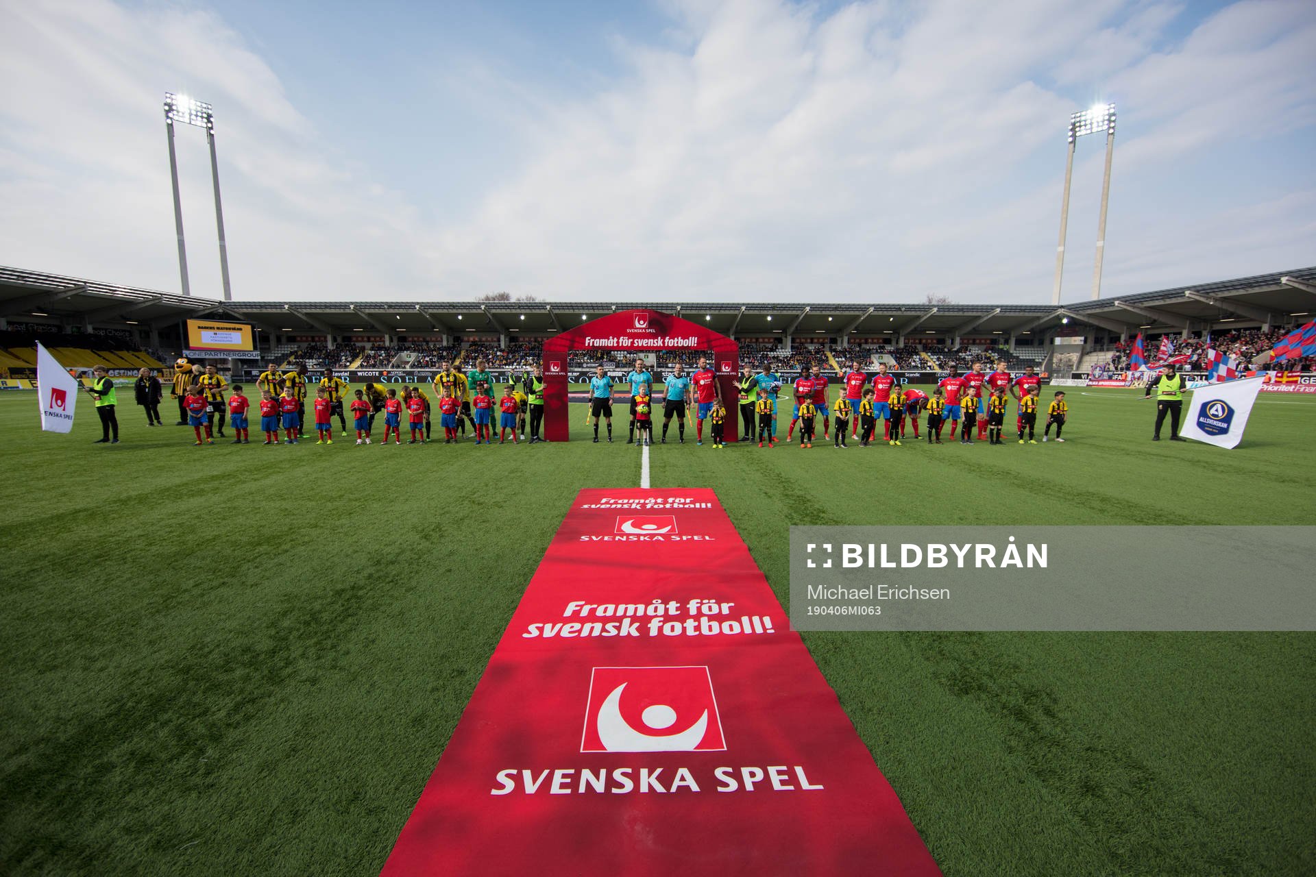 Häcken och Helsingborg på line up innan fotbollsmatchen i