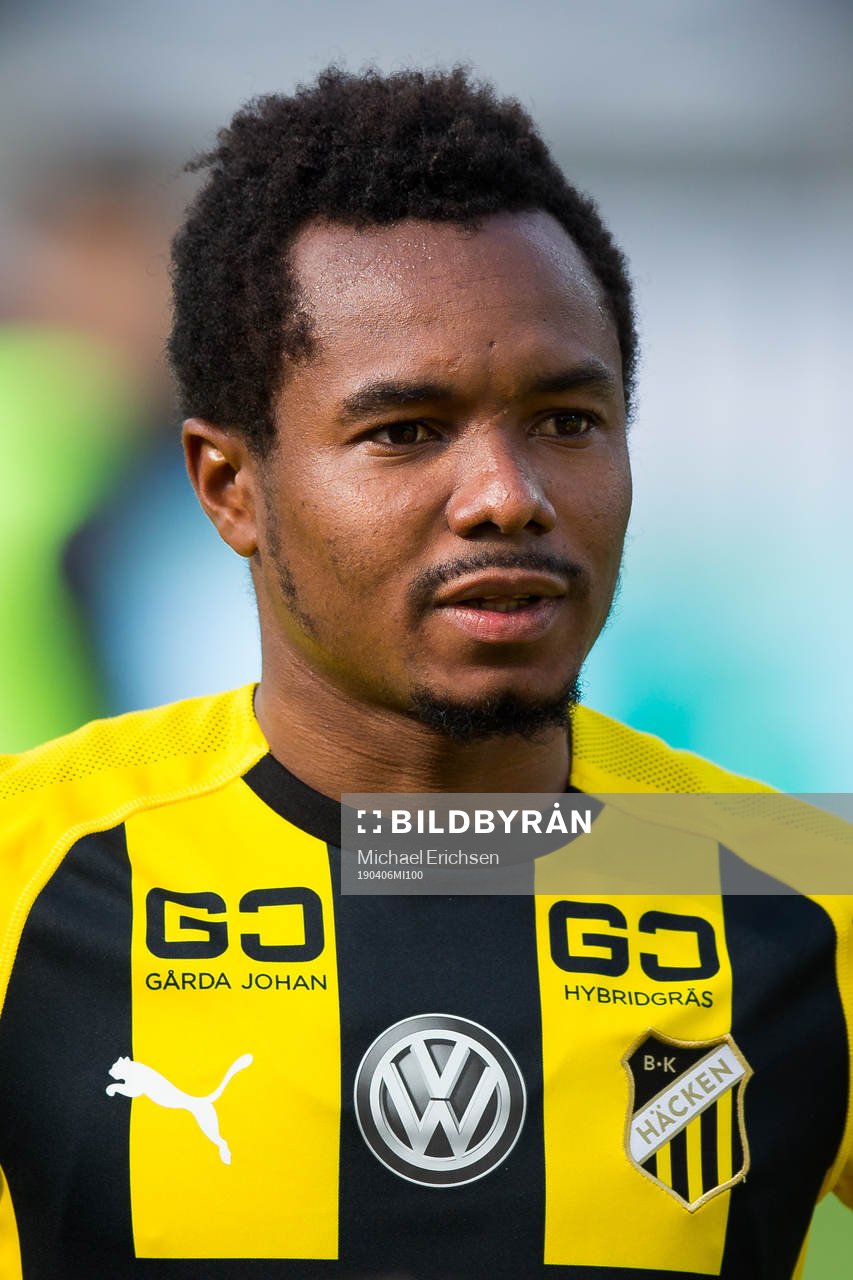Häckens Nasiru Mohammed på line up innan fotbollsmatchen