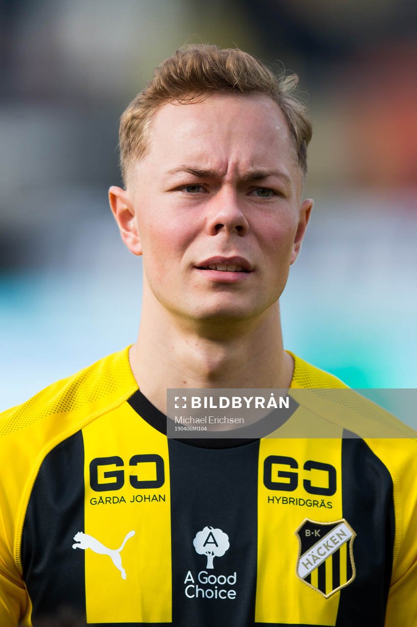 Häckens Adam Andersson på line up innan fotbollsmatchen i