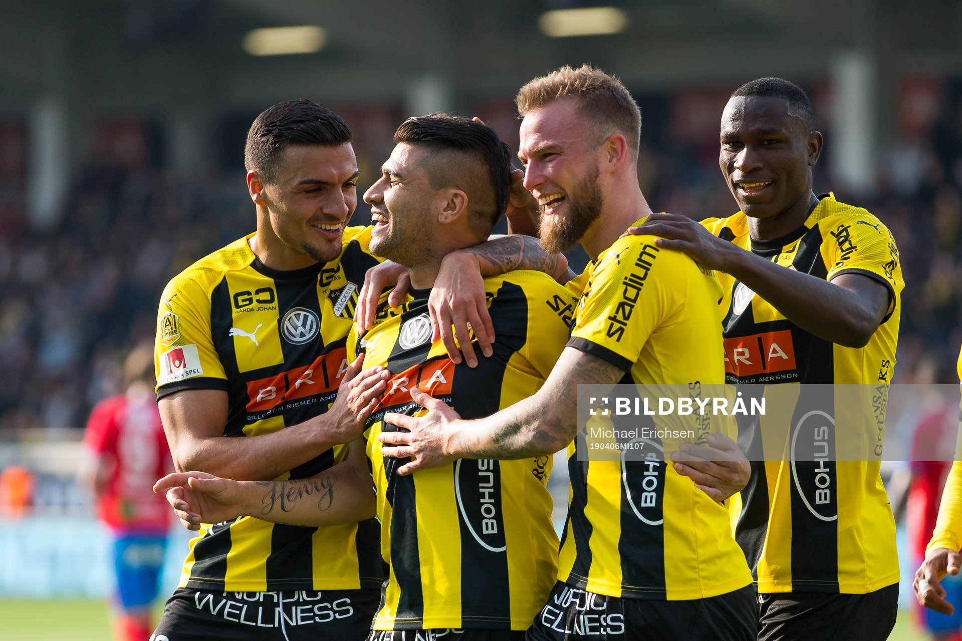Häckens Paulinho jublar med lagkamrater