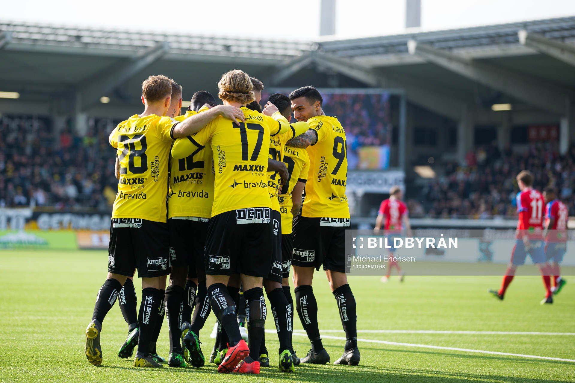Häckens Paulinho jublar med lagkamrater