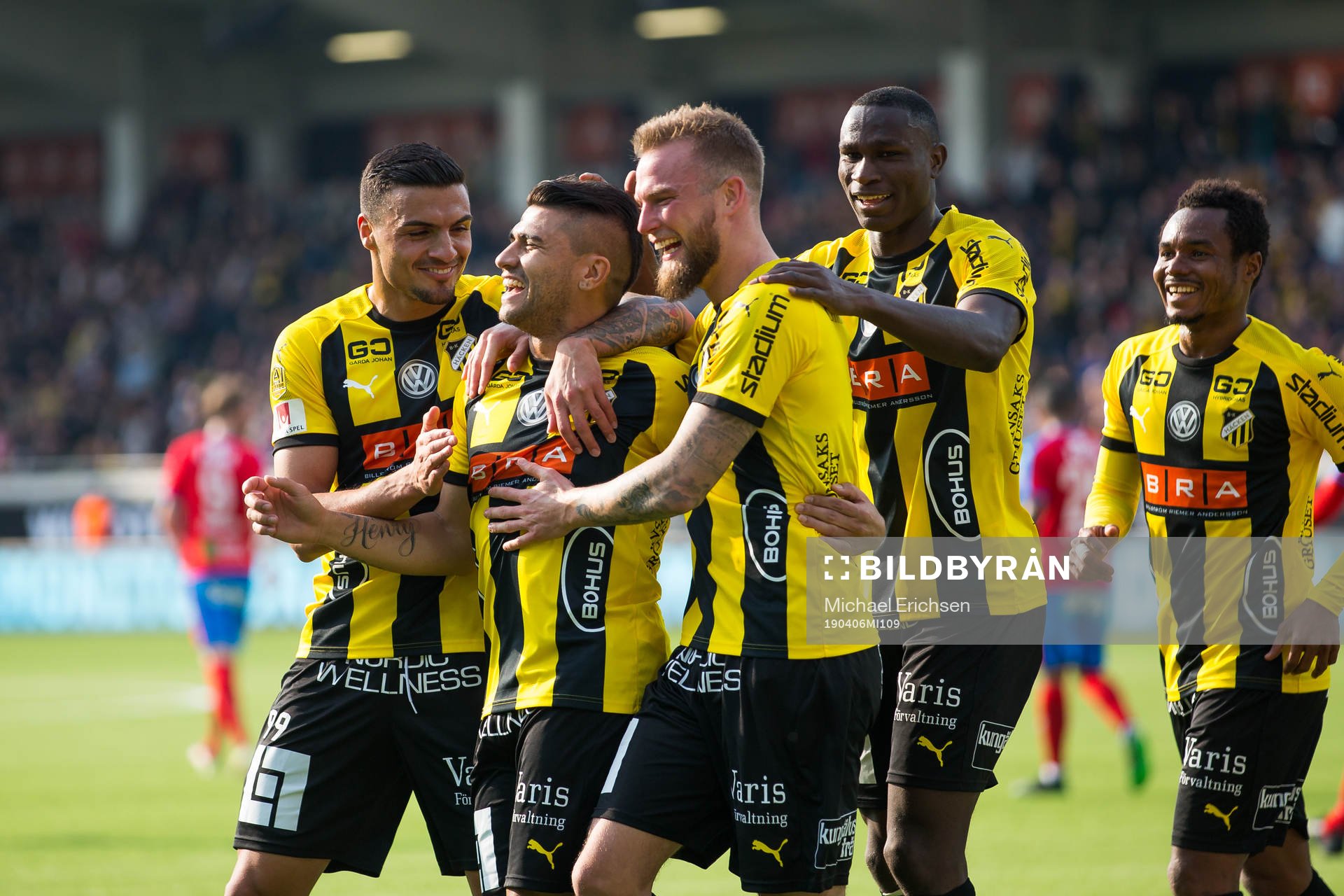 Häckens Paulinho jublar med lagkamrater