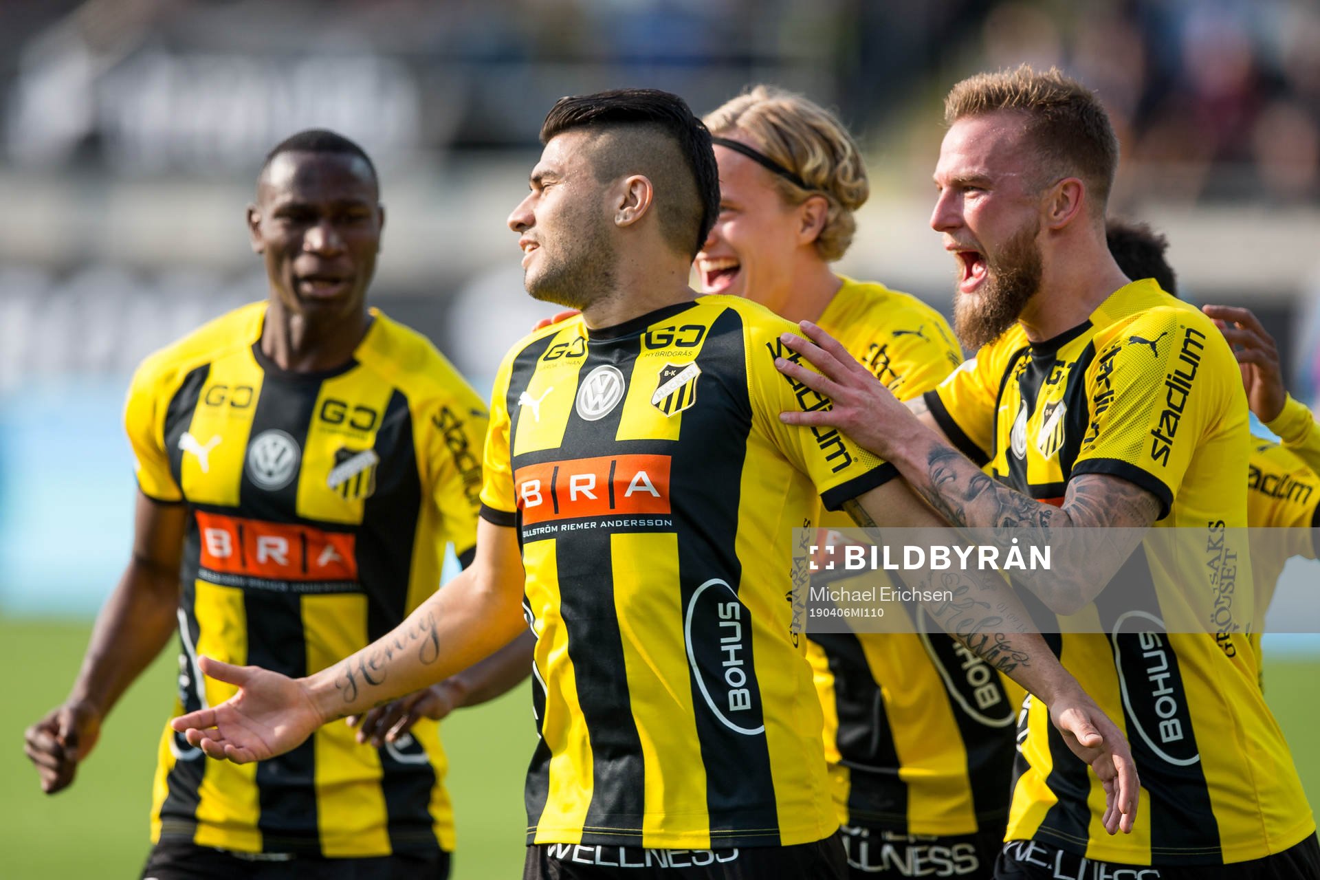Häckens Paulinho jublar med lagkamrater