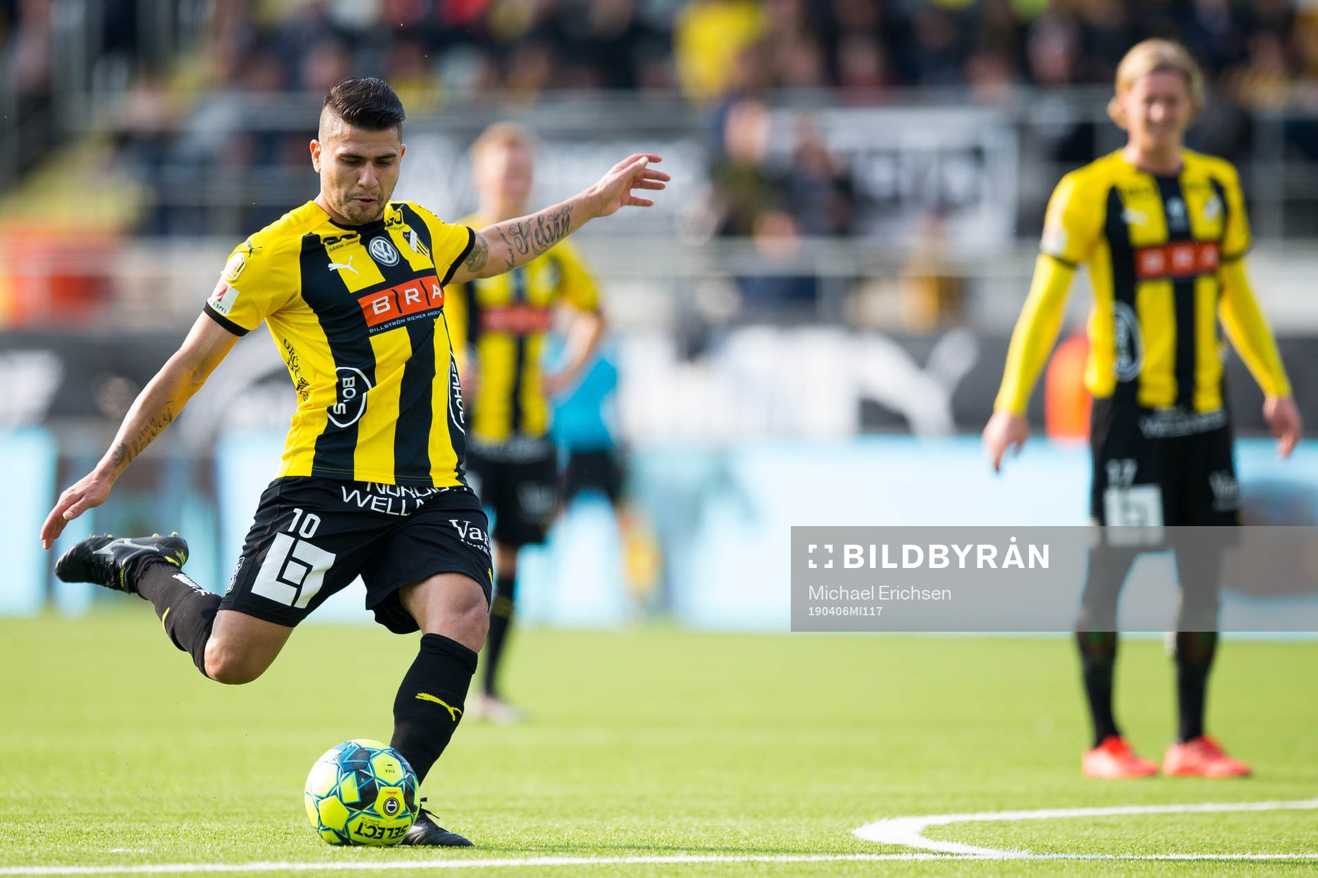 Häckens Paulinho med en frispark
