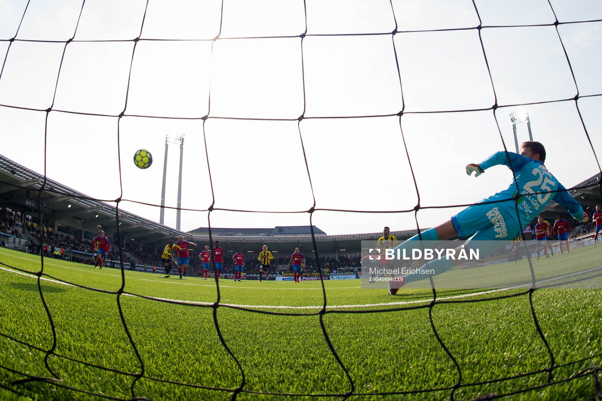 Häckens Paulinho skjuter 1-0 på straff bakom Helsingborgs