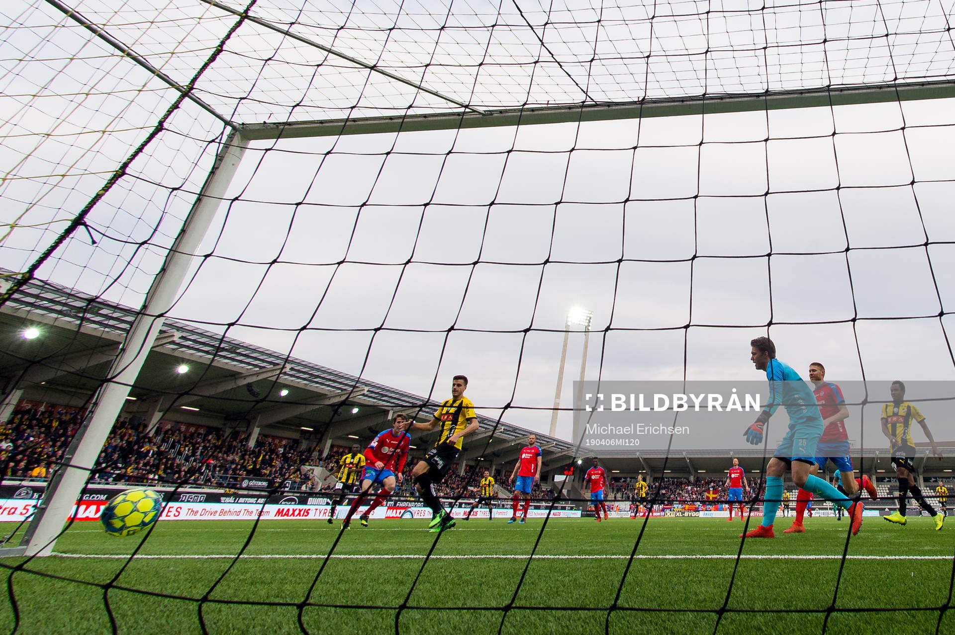Häckens Alexander Jeremejeff skjuter 2-0 bakom Helsingborgs målvakt Kalle Joelsson under fotbollsmatchen i allsvenskan mellan Häcken och Helsingborg den 6 april 2019 i Göteborg.