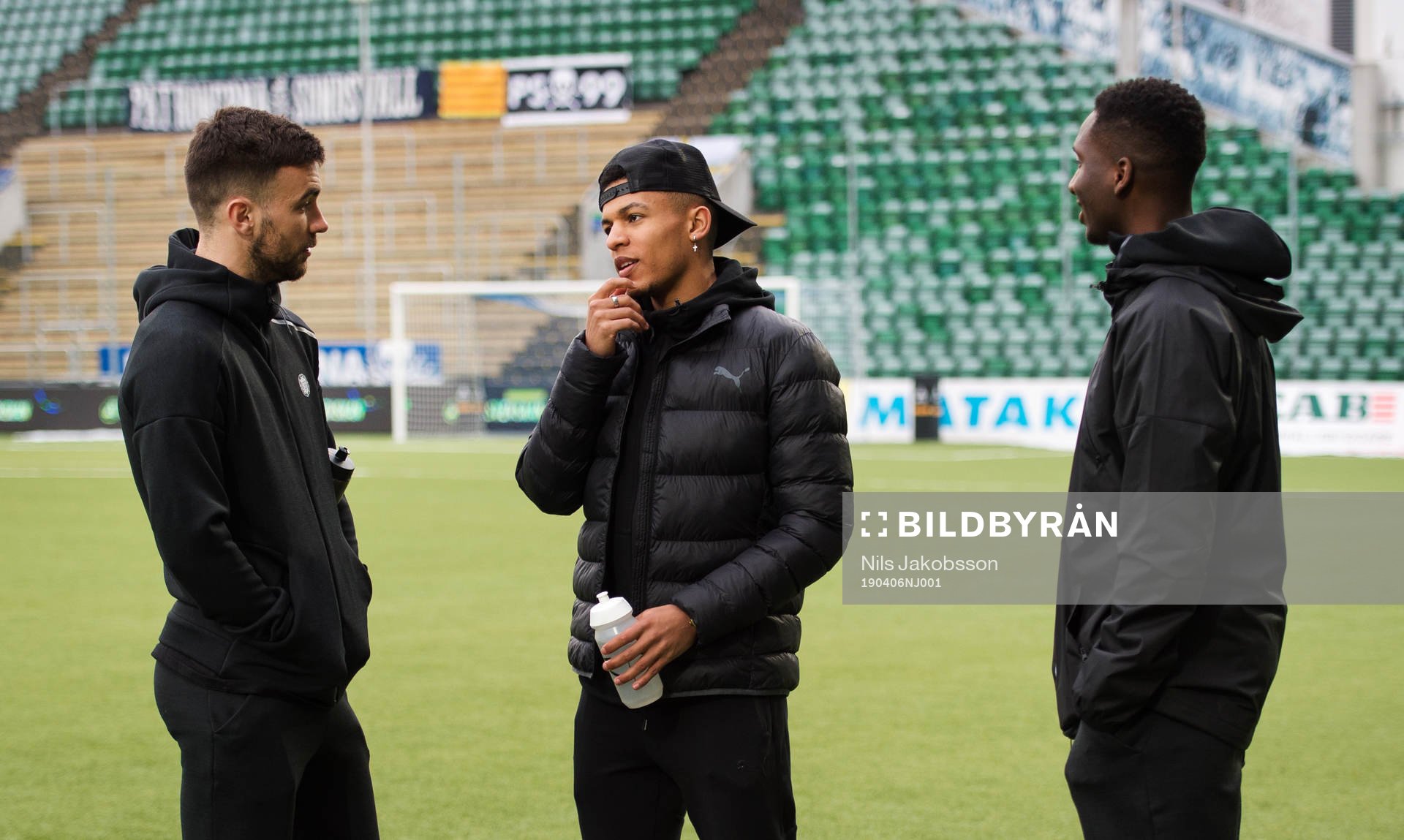 Sundsvalls Carlos Gracia och Peter Wilson pratar med Malmö