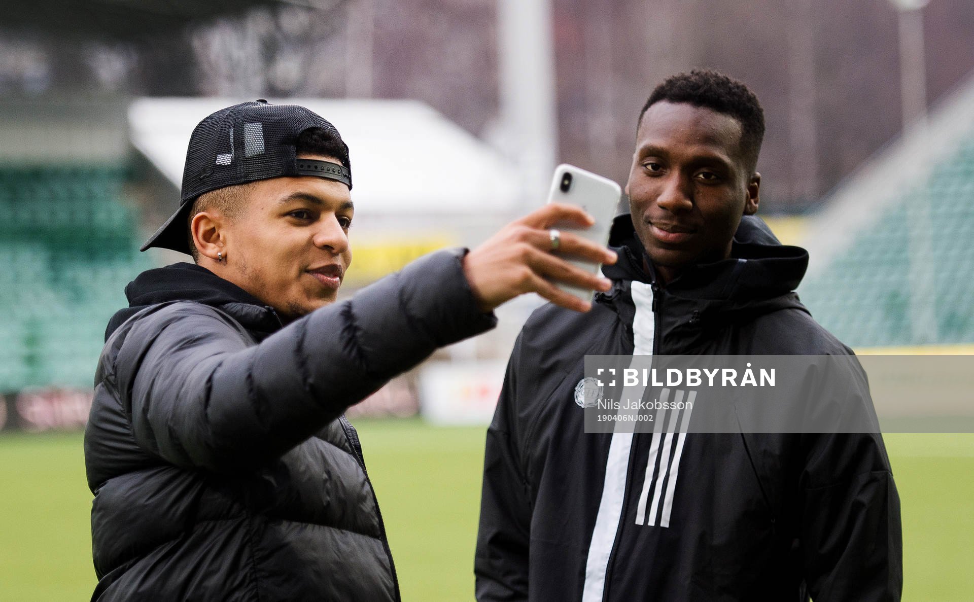 Malmö FFs Romain Gall tar en selfie med Sundsvalls Peter
