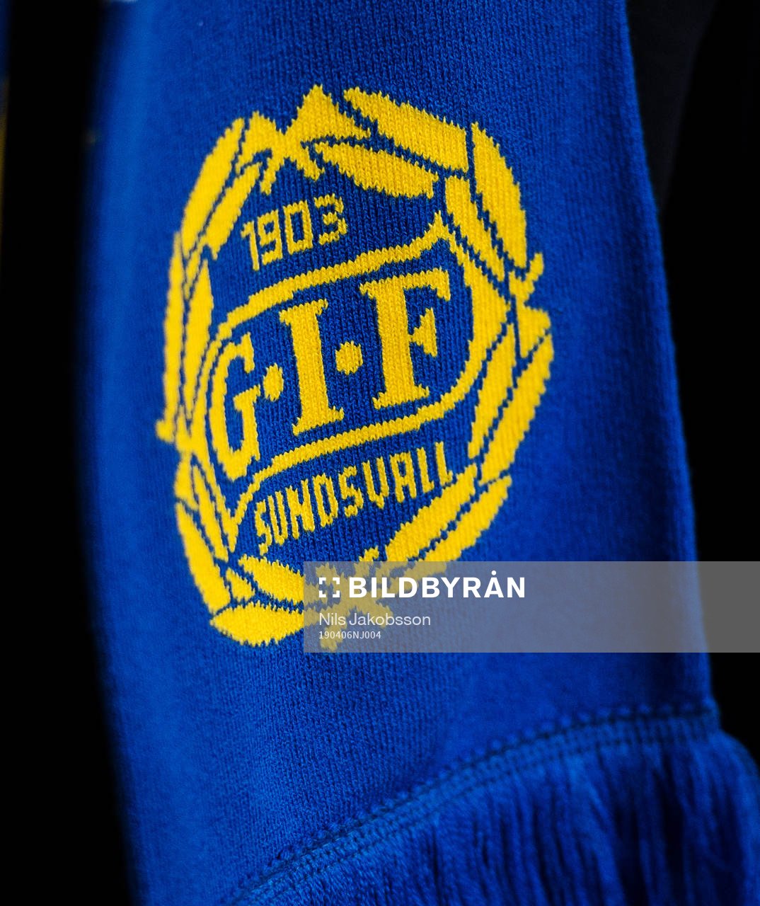 En halsduk med Sundsvalls emblem fotbollsmatchen i
