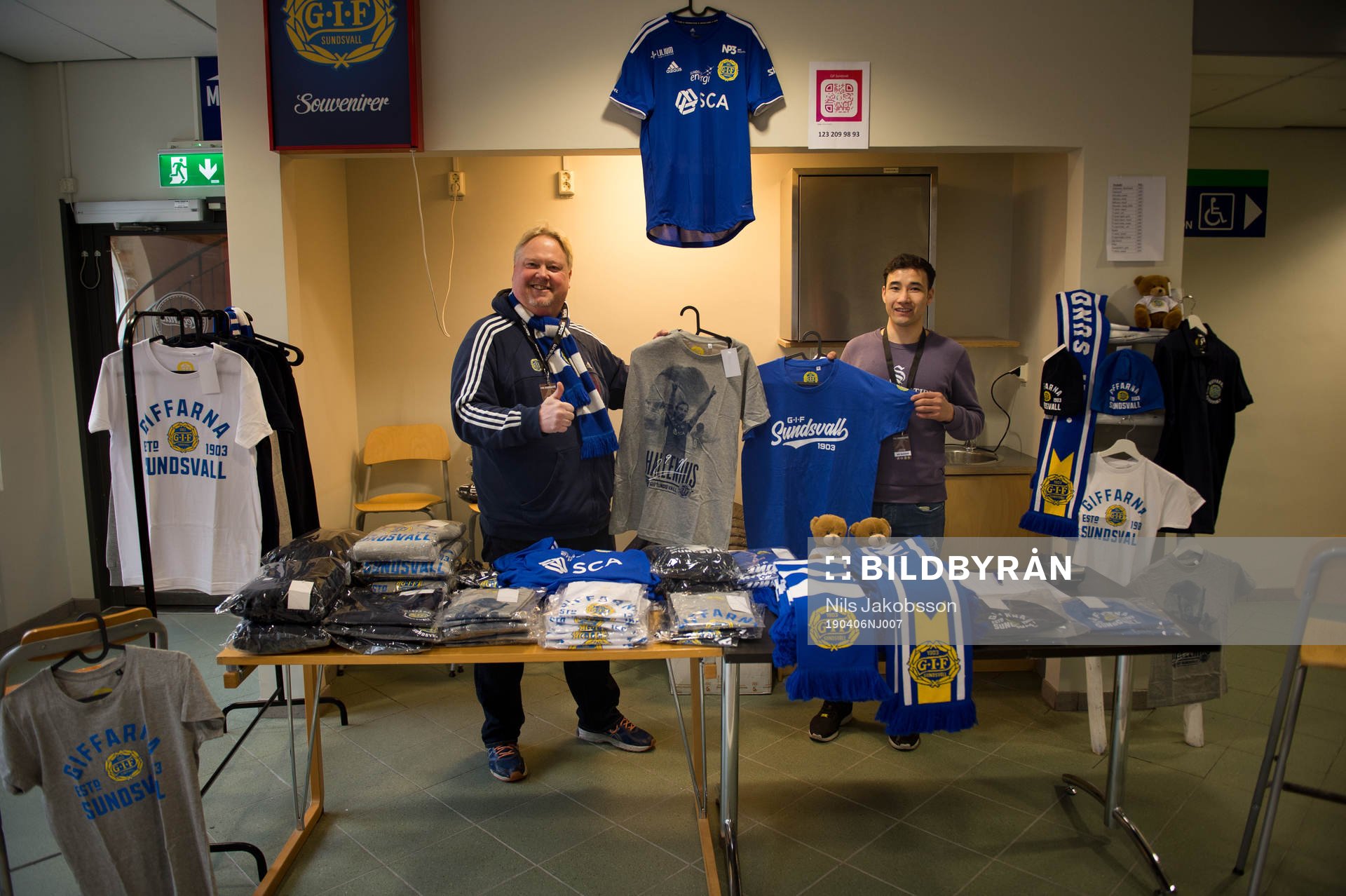 Tomas Jonsson och Ali Ahmadi säljer souvenirer innan