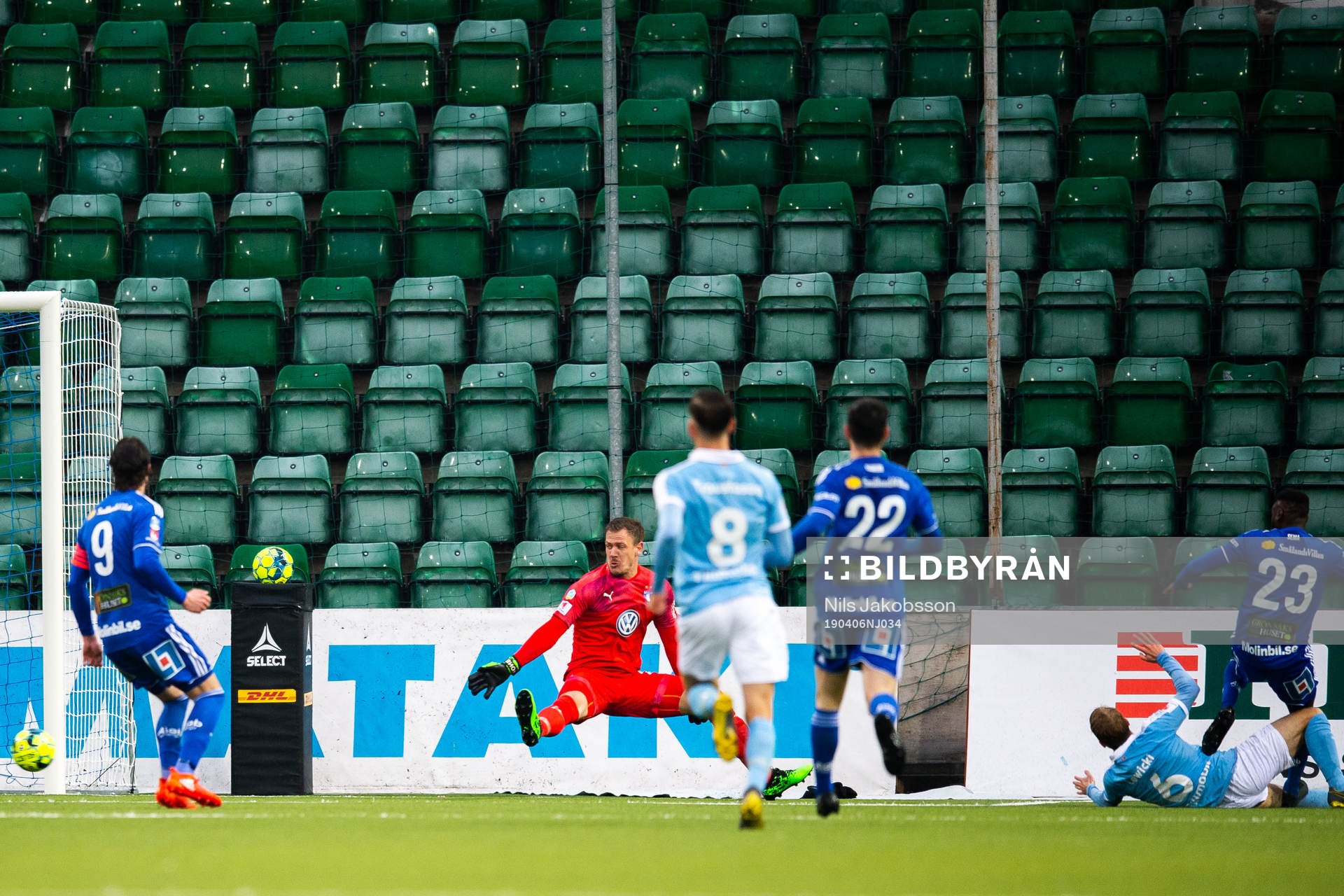 Sundsvalls Maic Sema gör 1-0 bakom Malmö FFs Johan Dahlin