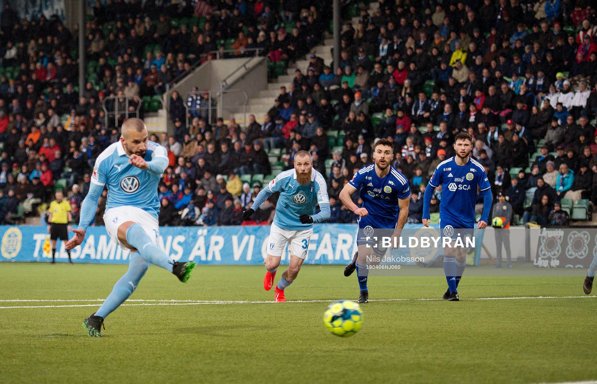 Malmö FFs Guillermo Molins skjuter en straff och missar