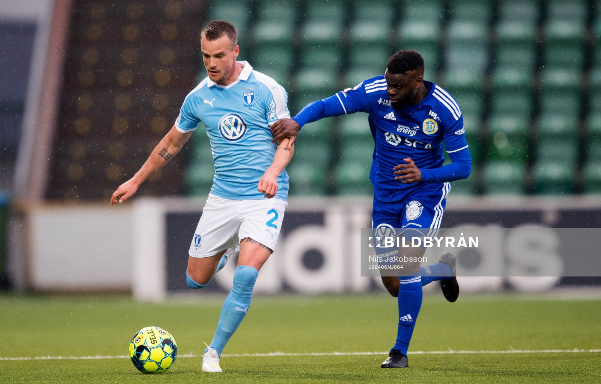 Malmö FFs Eric Larsson och Sundsvalls Maic Sema