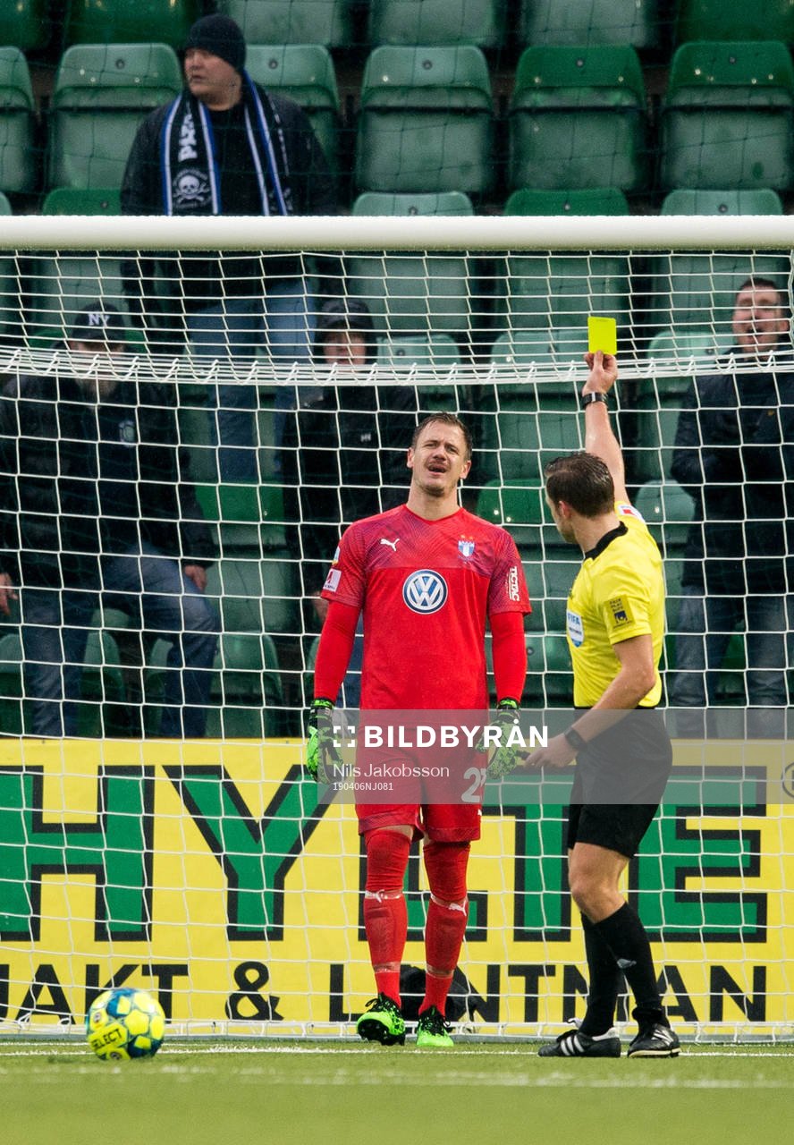 Malmö FFs målvakt Johan Dahlin får en varning