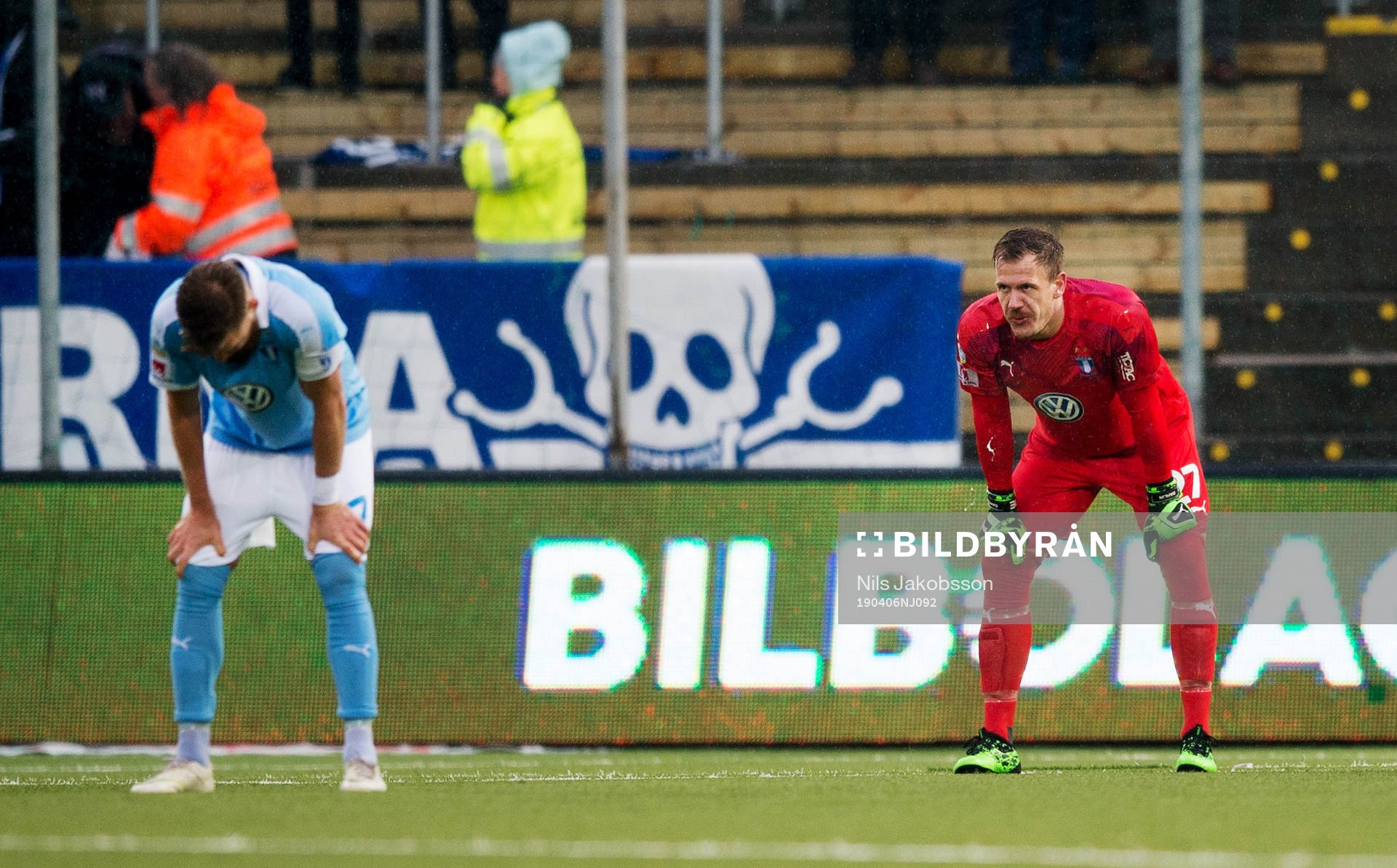 Malmö FFs Rasmus Bengtsson och målvakt Johan Dahlin deppar