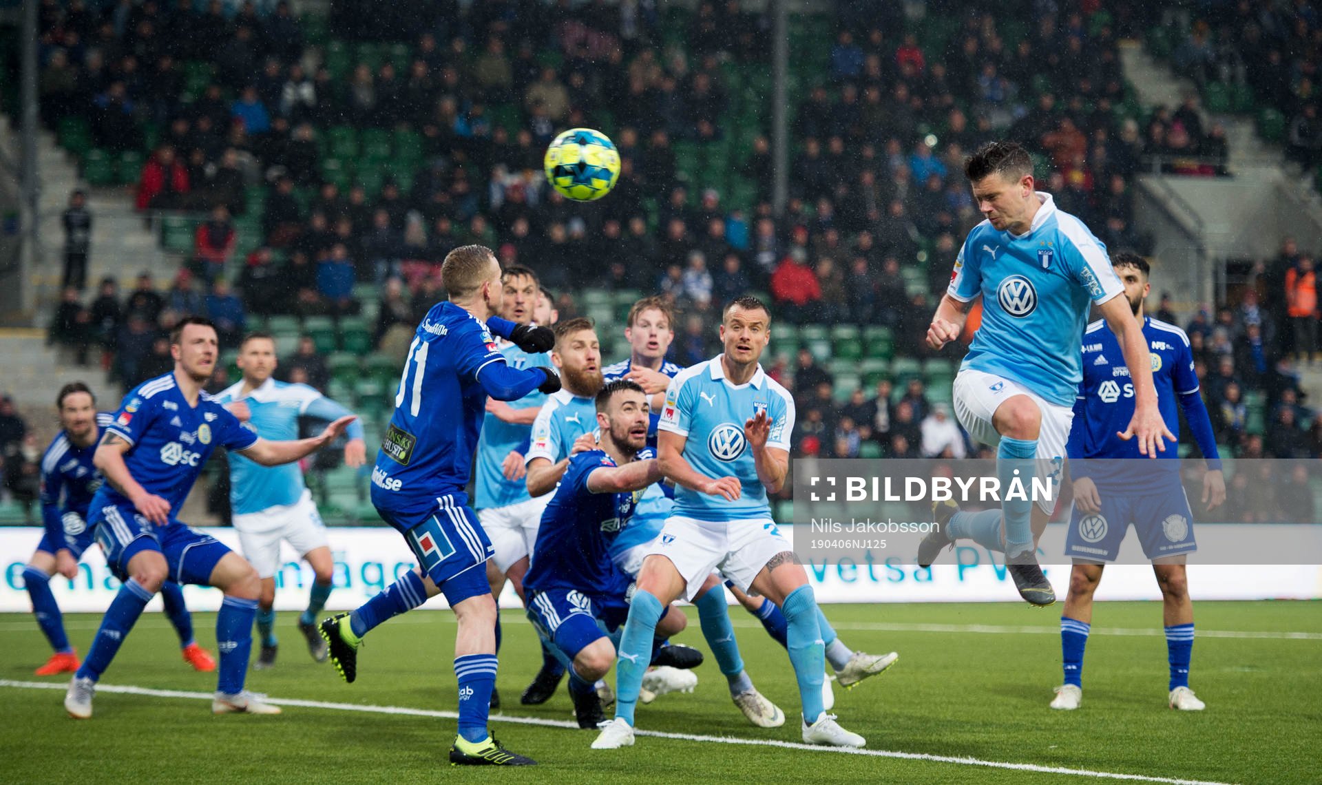 Malmö FFs Marcus Antonsson nickar mot mål