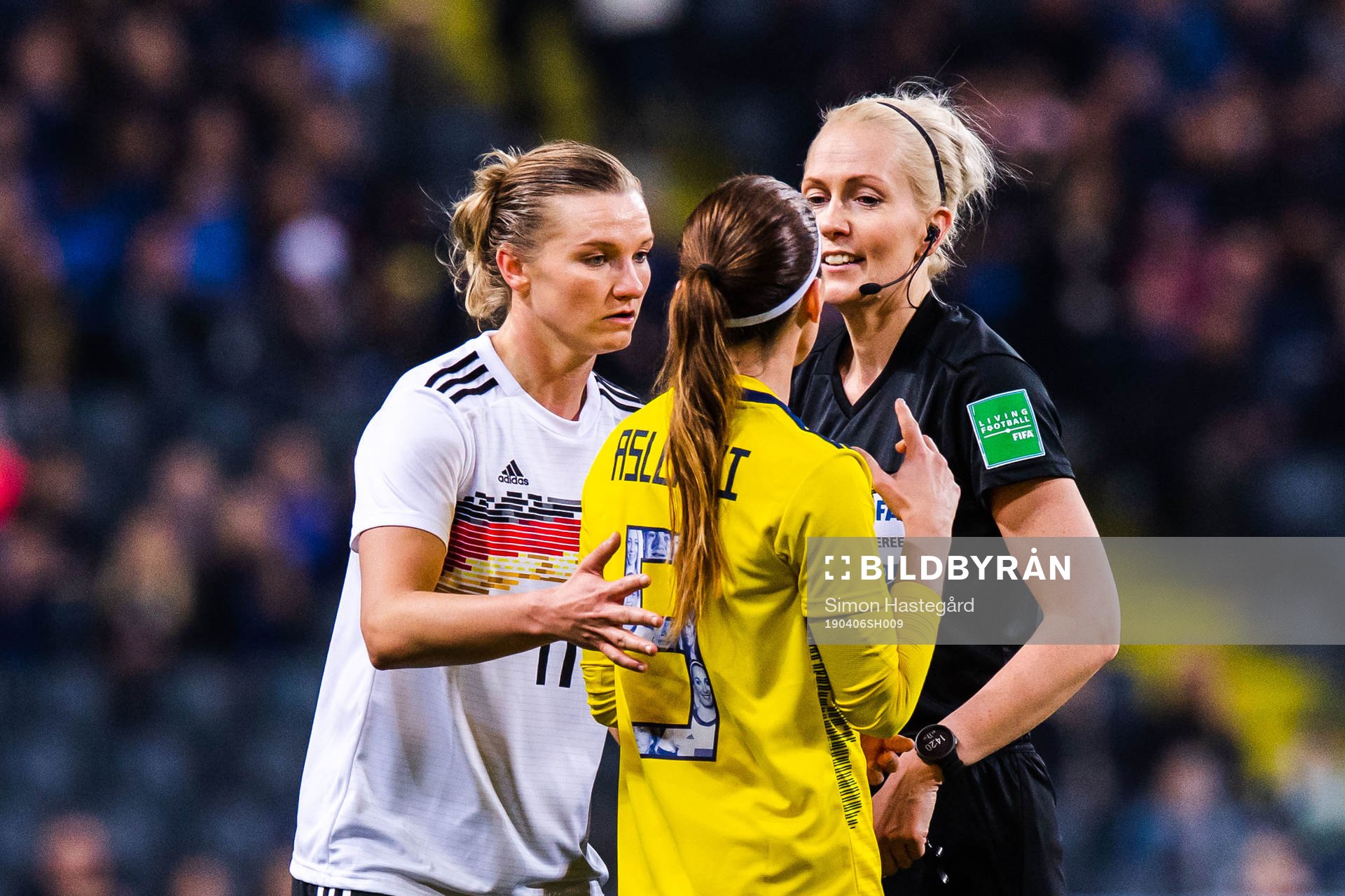 Alexandra Popp of Germany, Kosovare Asllani of Sweden and