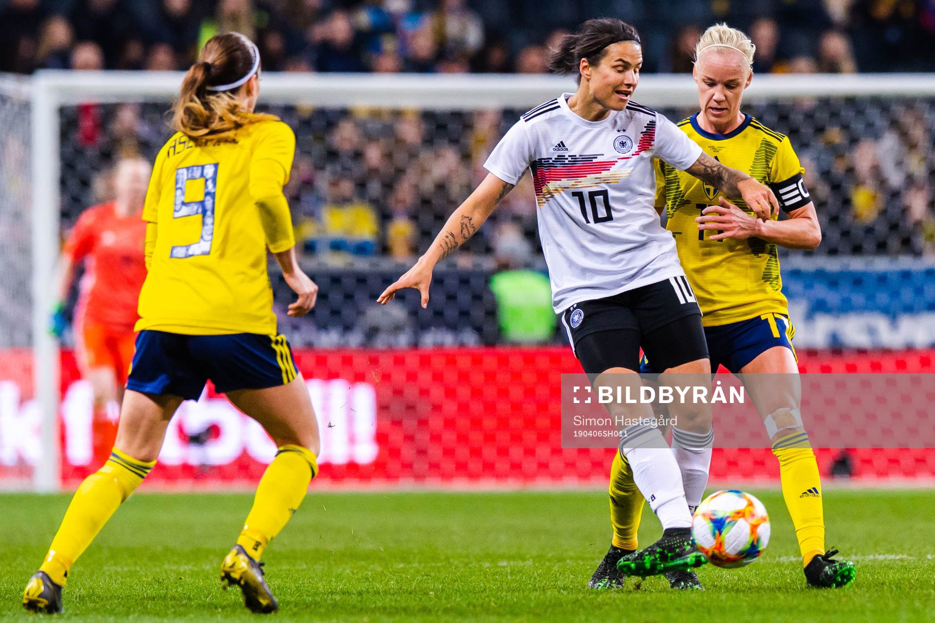 Kosovare Asllani och Caroline Seger of Sweden and Dzsenifer