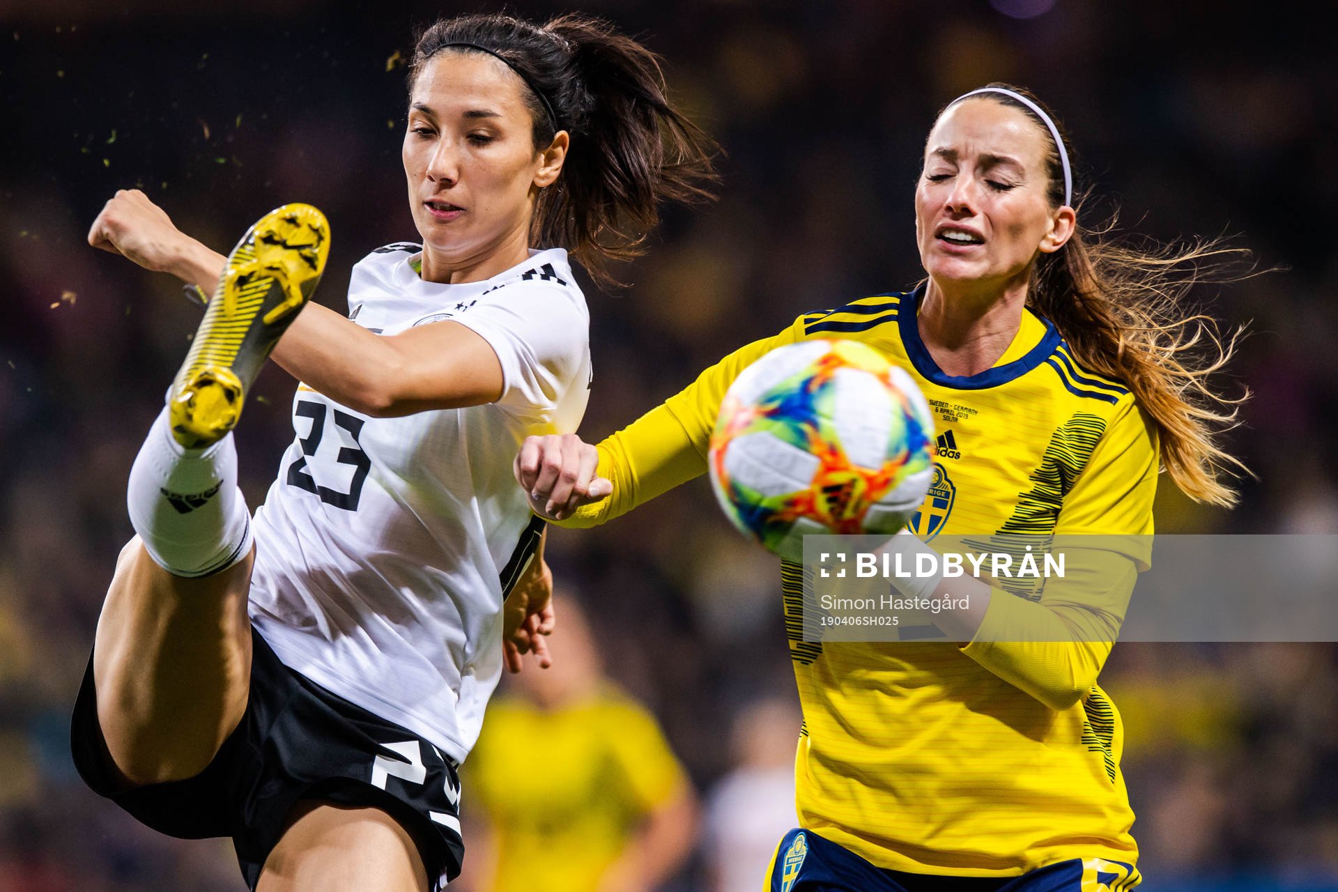 Sara Doorsoun of Germany and Kosovare Asllani of Sweden