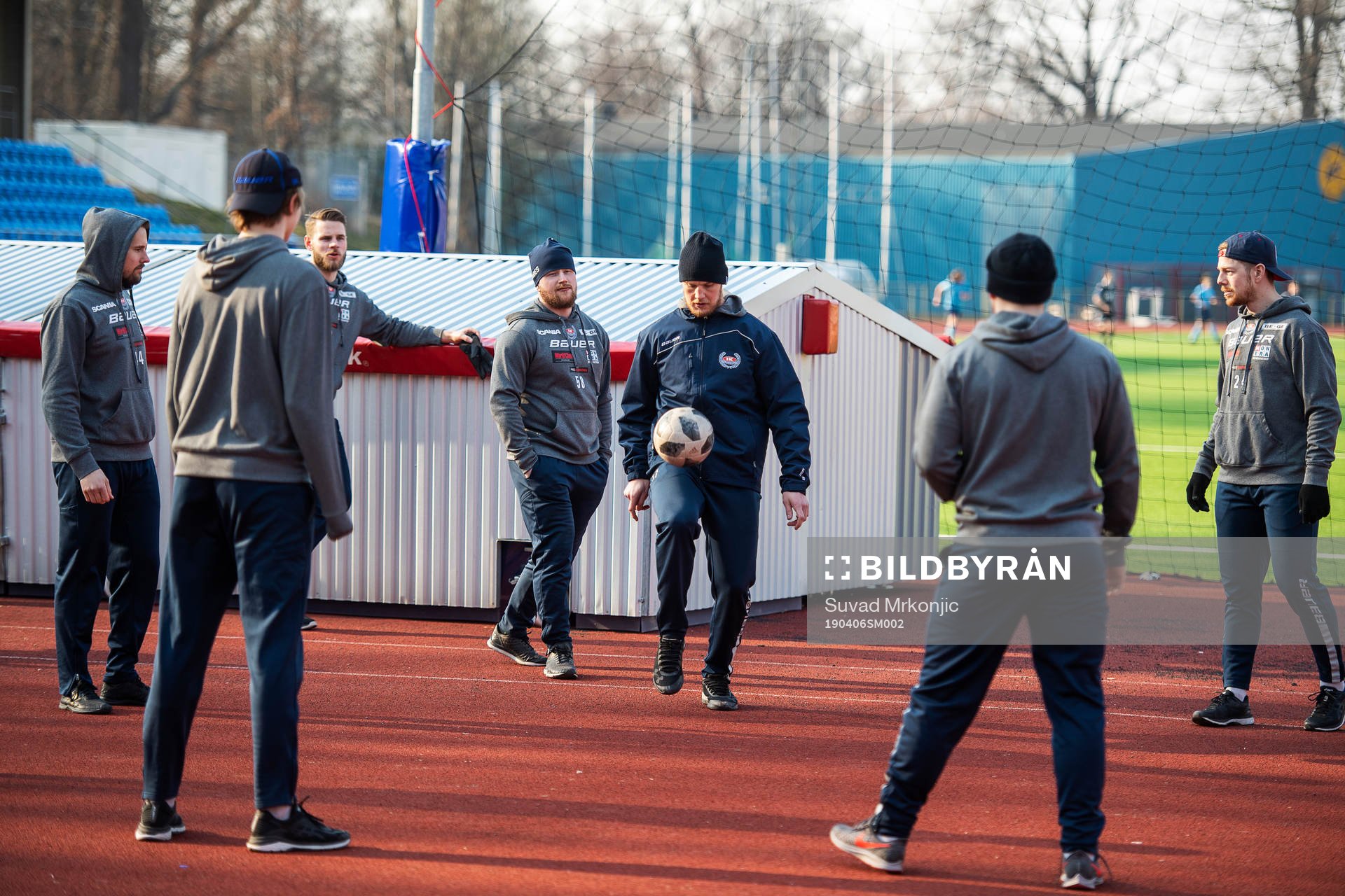 Oskarshamnspelarna värmer upp med fotboll