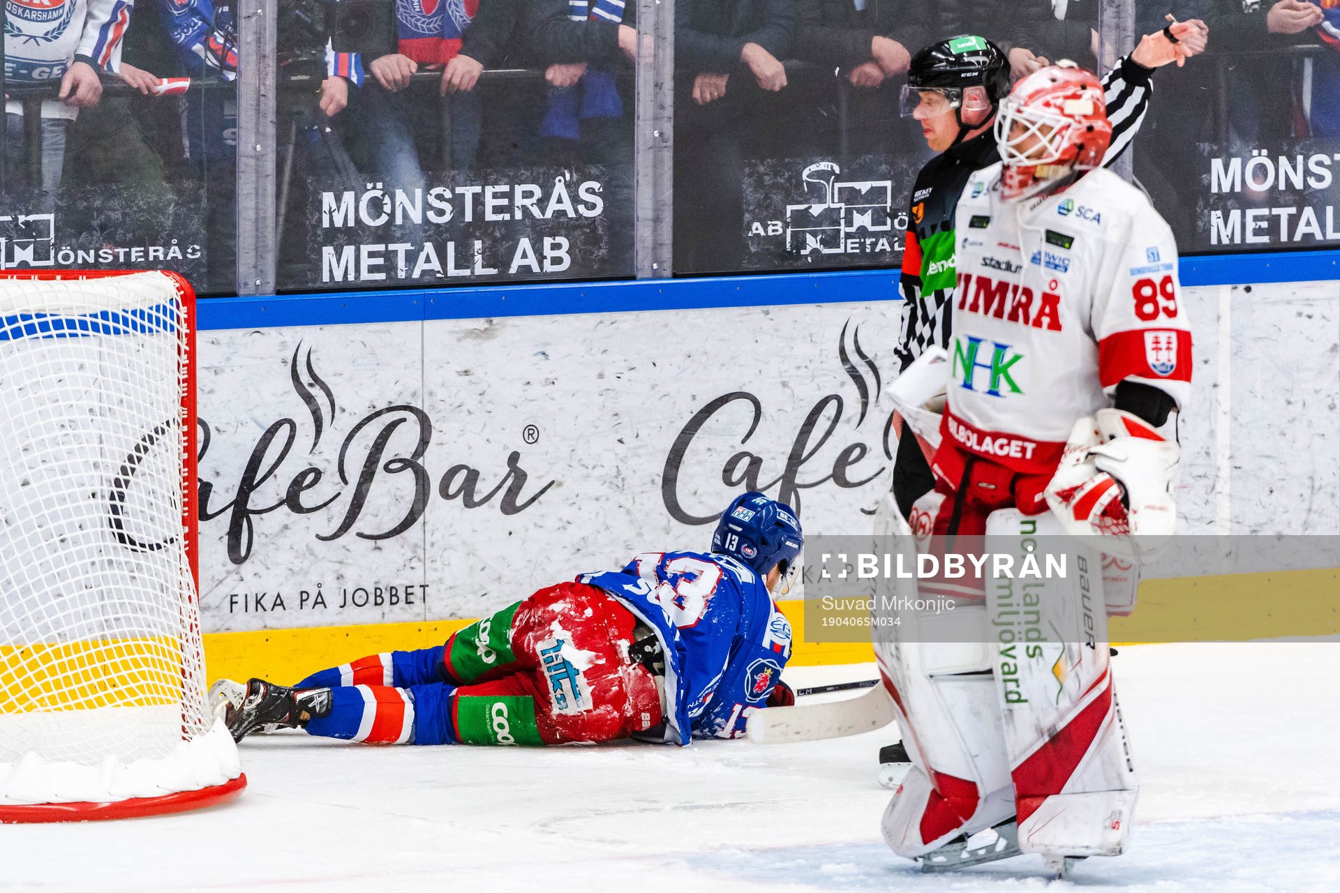 Oskarshamns Matias Sointu och Timrås målvakt Niklas