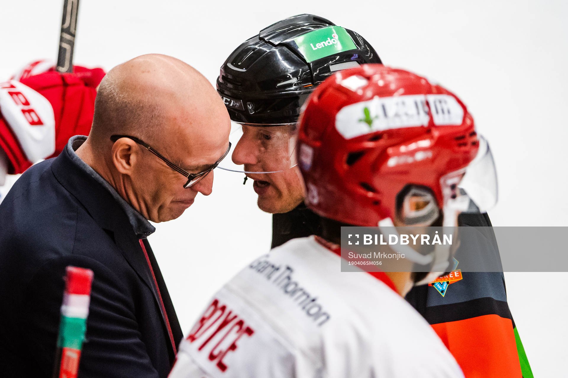 Timrås tränare Fredrik Andersson i diskussion med domaren