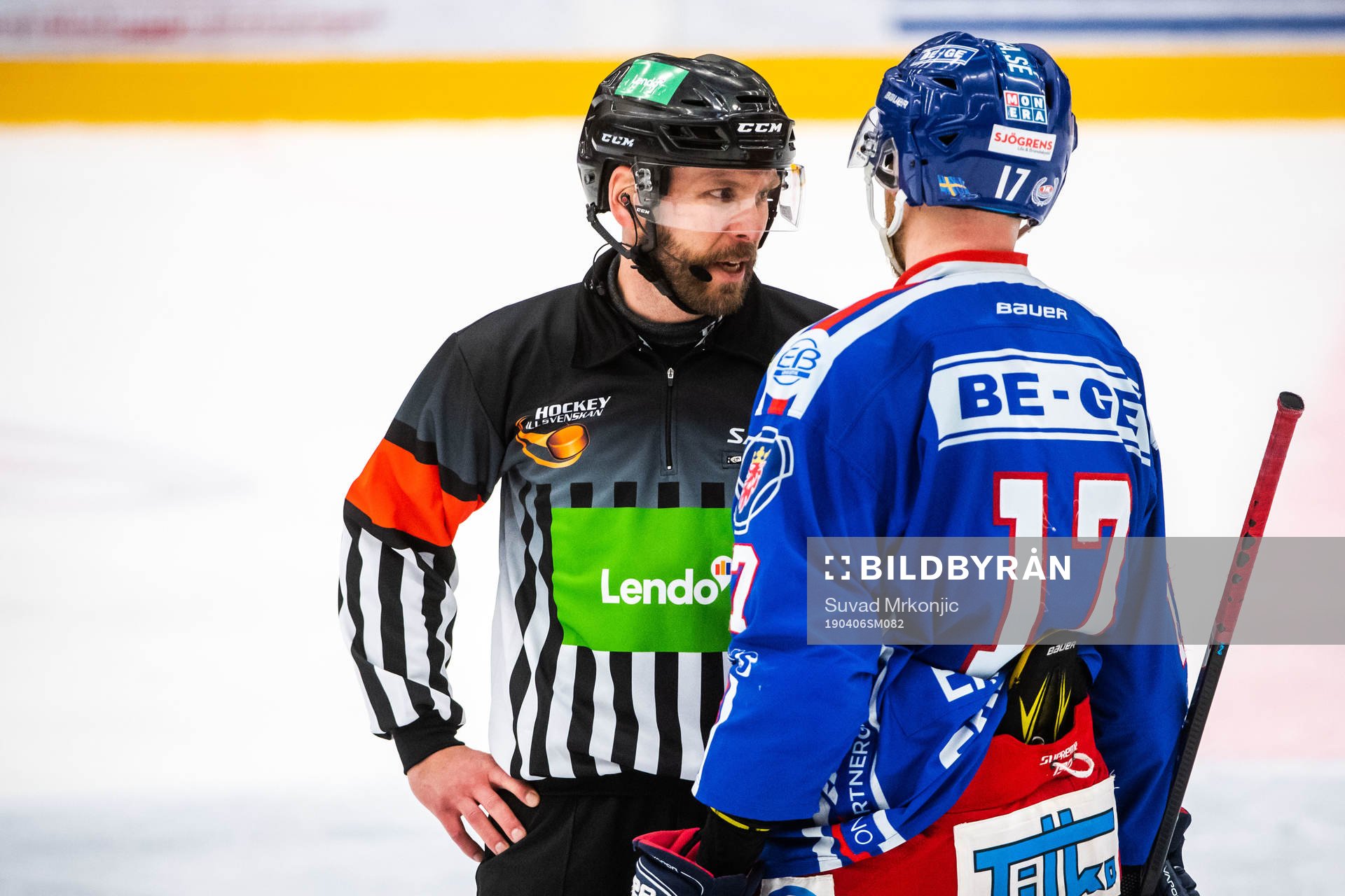 Oskarshamns Jonas Engström i diskussion med domaren