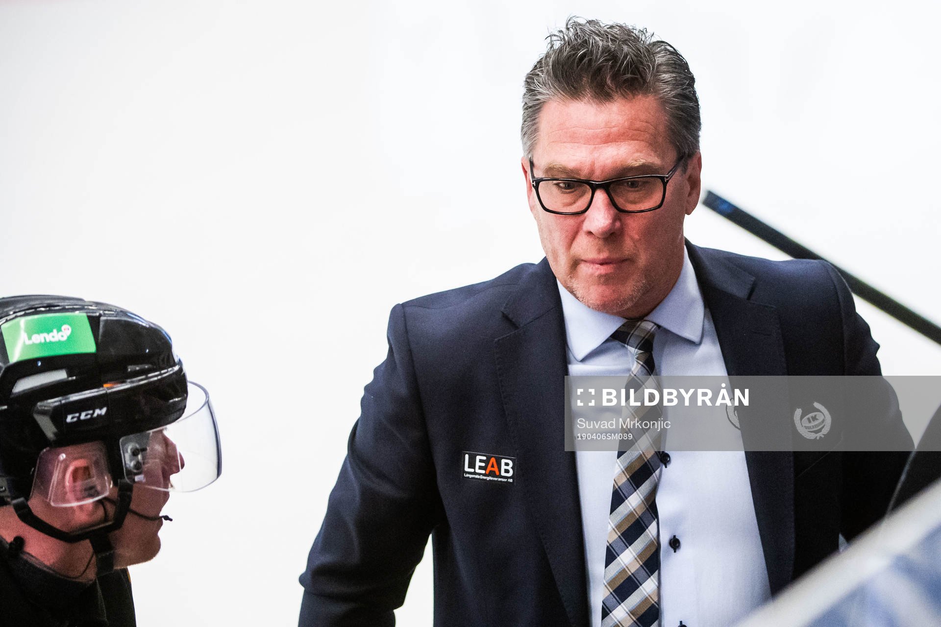 Oskarshamns tränare Håkan Åhlund i diskussion med domaren