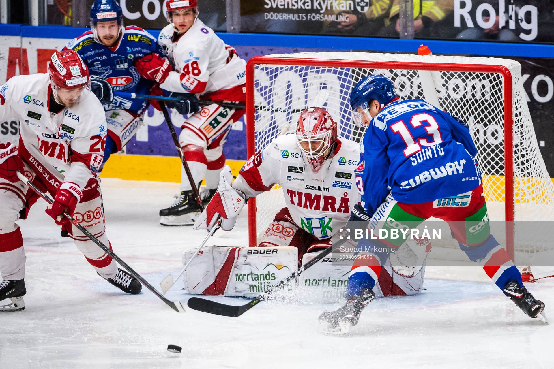 Oskarshamns Matias Sointu och Timrås målvakt Niklas