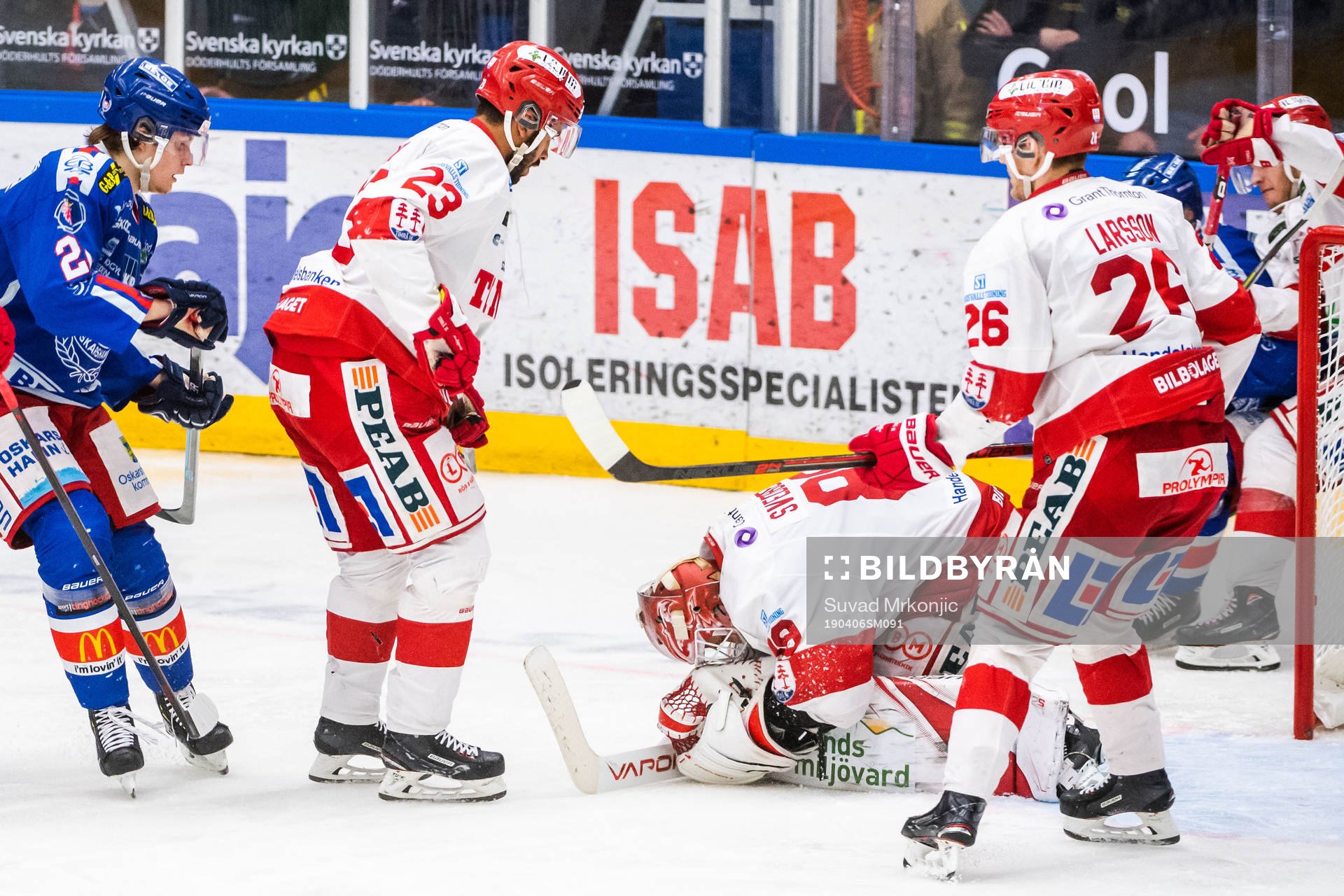Oskarshamns John Dahlström och Timrås målvakt Niklas