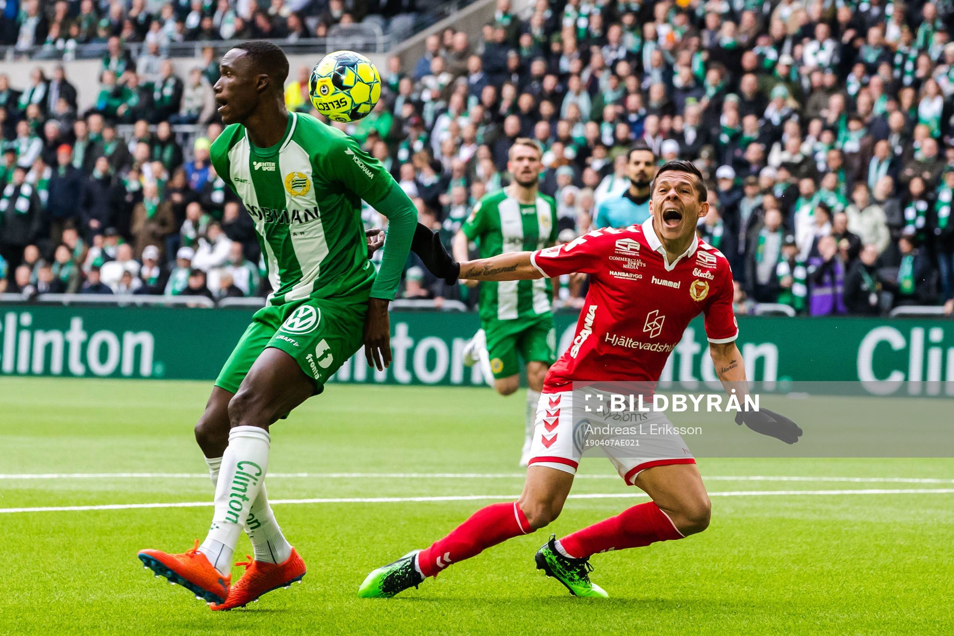 Hammarbys Kossounou Odilon i närkamp med Kalmars Romário Pereira Sipião under fotbollsmatchen i Allsvenskan mellan Hammarby och Kalmar den 7 april 2019 i Stockholm.