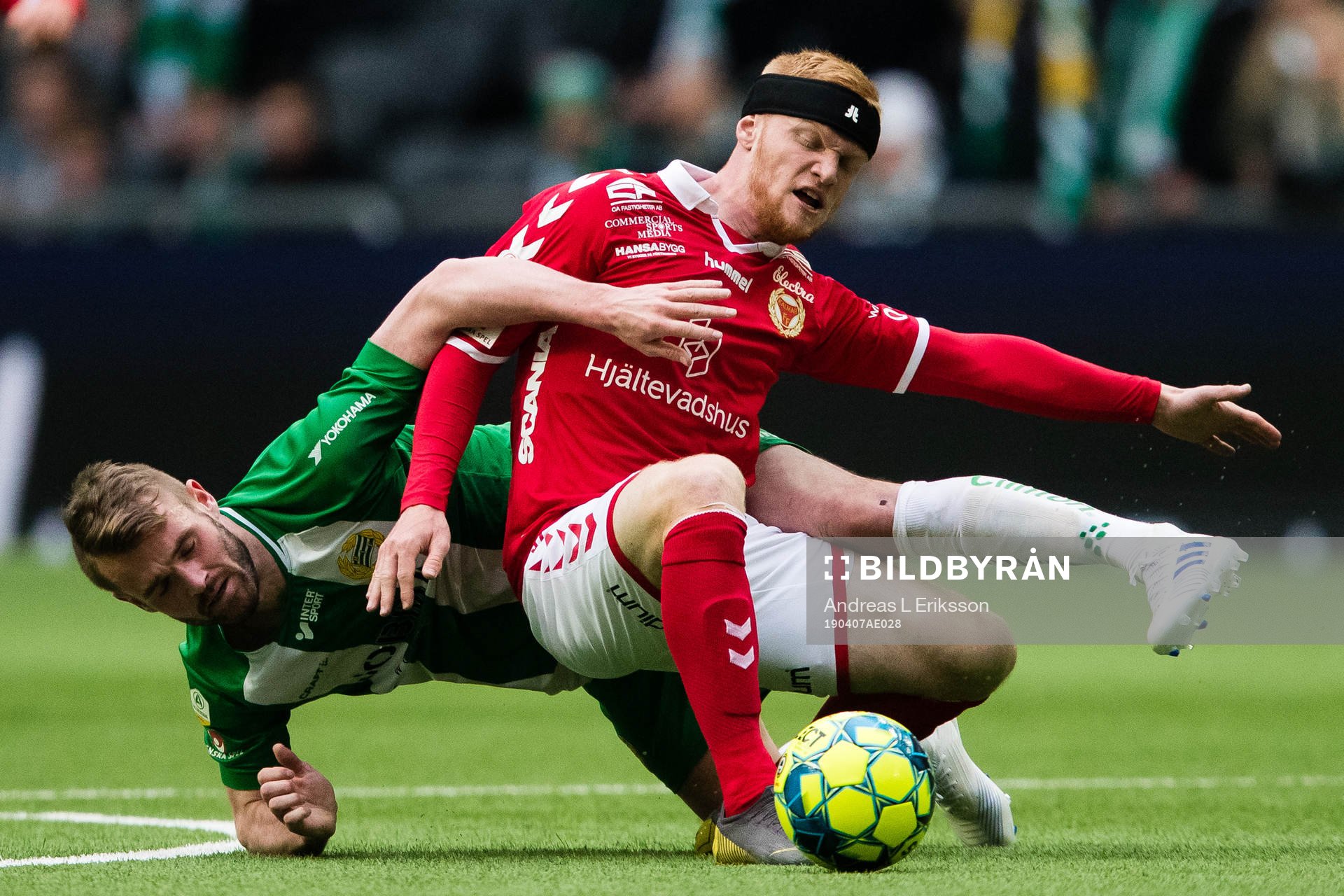 Hammarbys Mads Fenger Nielsen i kamp om bollen med Kalmars Nils Fröling under fotbollsmatchen i Allsvenskan mellan Hammarby och Kalmar den 7 april 2019 i Stockholm.